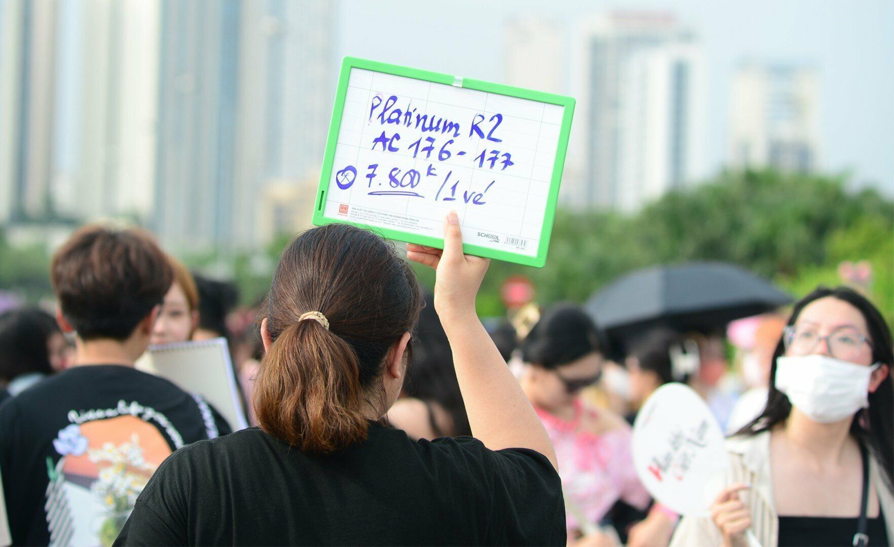 Trước đ&oacute;, nhiều người "&ocirc;m v&eacute;" đ&atilde; rơi v&agrave;o t&igrave;nh cảnh &ecirc; chề khi v&eacute; b&aacute;n kh&ocirc;ng ai mua d&ugrave; đ&atilde; giảm gi&aacute; qu&aacute; nửa