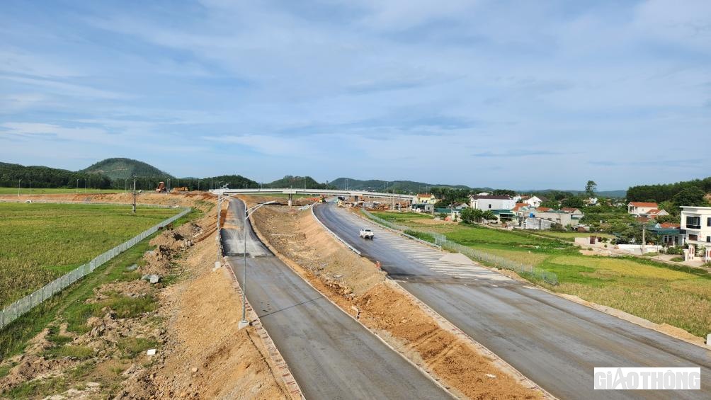 N&uacute;t giao Quỳnh Vinh cắt QL48D đang trong giai đoạn ho&agrave;n thiện.