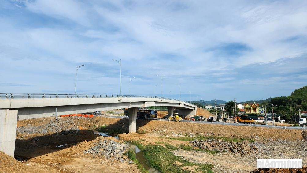 Hệ thống cầu vượt tr&ecirc;n tuyến đ&atilde; cơ bản l&agrave;m xong. C&aacute;c nh&agrave; thầu đang tập trung l&agrave;m đường dẫn v&agrave; hệ thống đường kết nối.