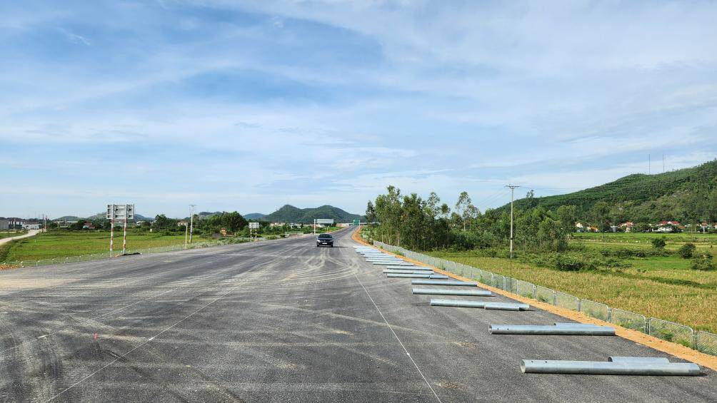 Vật tư được đưa về li&ecirc;n tục, trải khắp c&ocirc;ng trường để c&aacute;c tổ đội thi c&ocirc;ng đạt hiệu suất cao nhất.