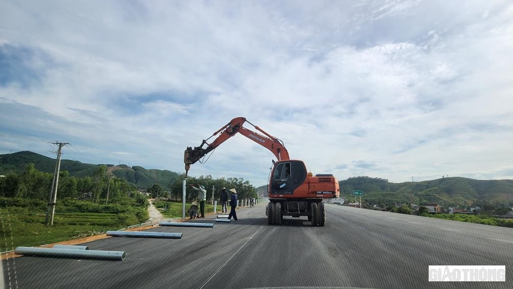 Kỹ sư Nguyễn Văn Minh - chỉ huy mũi thi c&ocirc;ng hộ lan t&ocirc;n của Tập đo&agrave;n Đ&egrave;o Cả cho biết: Để đạt mục ti&ecirc;u mỗi ng&agrave;y lắp được 500m hộ lan,  to&agrave;n bộ kỹ sư c&ocirc;ng nh&acirc;n được y&ecirc;u cầu l&agrave;m việc tăng ca từ 5h30 s&aacute;ng đến 11h trưa v&agrave; l&agrave;m từ 14h đến 21h đ&ecirc;m. Mấy ng&agrave;y n&agrave;y tuy nắng n&oacute;ng gay gắt nhưng lại rất thuận lợi cho thi c&ocirc;ng.