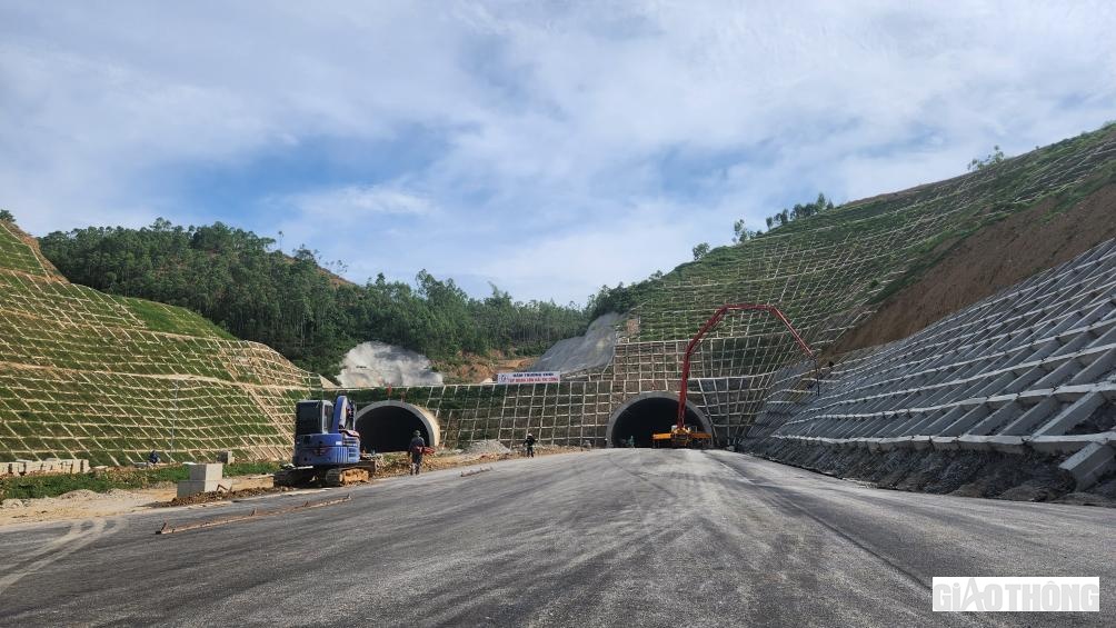 Phần hầm Trường Vinh cũng đ&atilde; cơ bản ho&agrave;n th&agrave;nh. Tập đo&agrave;n Sơn Hải v&agrave; Tập đo&agrave;n Đ&egrave;o Cả đang cho ho&agrave;n thiện nốt c&aacute;c hạng mục chống sạt lở v&agrave; hệ thống an to&agrave;n giao th&ocirc;ng.