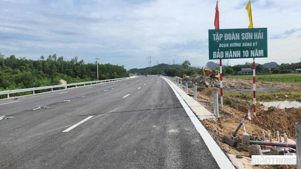 Nh&agrave; thầu tự tin về chất lượng đường do m&igrave;nh thi c&ocirc;ng n&ecirc;n cắm biển cam kết bảo h&agrave;nh 10 năm.