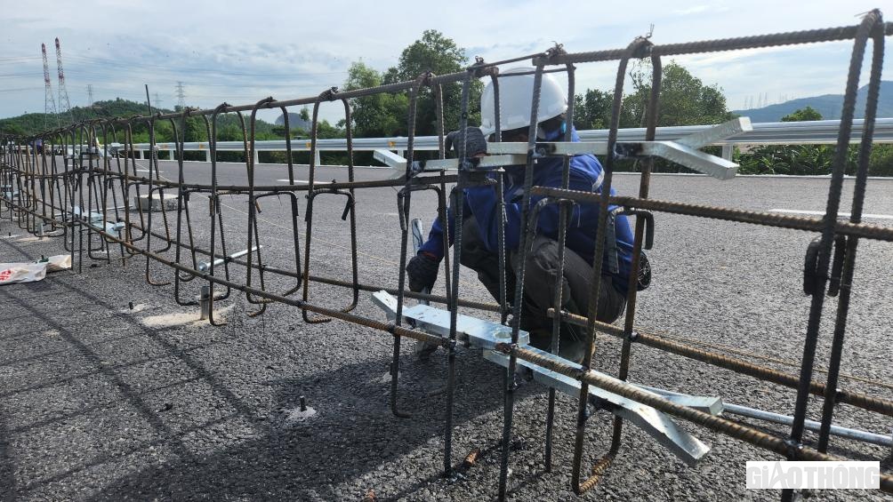 C&aacute;c c&ocirc;ng nh&acirc;n gh&eacute;p cốt th&eacute;p dải ph&acirc;n c&aacute;ch giữa ngay tại chỗ.