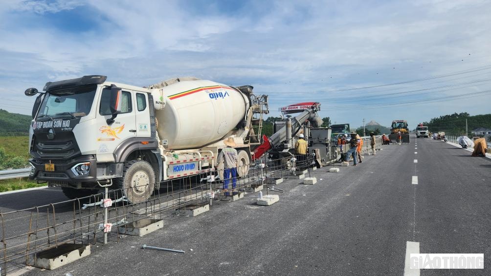 Đối với Tập đo&agrave;n Sơn Hải, để r&uacute;t ngắn thời gian thi c&ocirc;ng cấu kiện b&ecirc; t&ocirc;ng dải ph&acirc;n c&aacute;ch giữa, nh&agrave; thầu n&agrave;y đ&atilde; đưa d&acirc;y chuyền đ&uacute;c tại chỗ. Kỹ sư Nguyễn Quyết Thắng - phụ tr&aacute;ch tổ đ&uacute;c cho biết: M&aacute;y đ&uacute;c dải ph&acirc;n c&aacute;ch liền khối được c&ocirc;ng ty nhập khẩu, sử dụng c&ocirc;ng nghệ của Mỹ. Sử dụng m&aacute;y n&agrave;y sẽ đ&uacute;c mỗi ng&agrave;y được 800m. Lợi hơn một nửa thời gian so với đ&uacute;c cấu kiện ở b&atilde;i, m&agrave; lại giảm được chi ph&iacute; cẩu, lắp r&aacute;p.