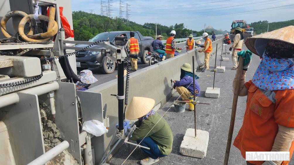 Tuy c&oacute; nhiều ưu điểm nhưng việc đ&uacute;c trực tiếp cũng đ&ograve;i hỏi lượng lao động đi k&egrave;m d&acirc;y chuyền tương đối lớn...