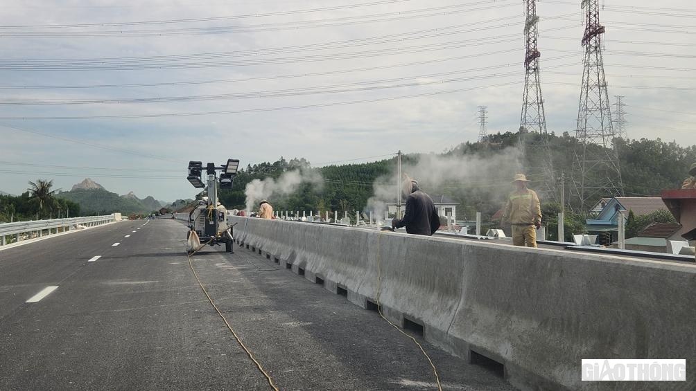 V&agrave; phải cắt tạo r&atilde;nh để c&oacute; thể di dời khi l&agrave;m dự &aacute;n mở rộng giai đoạn 2.