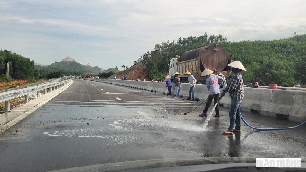 Những đoạn thi c&ocirc;ng xong, c&ocirc;ng nh&acirc;n rửa đường sạch sẽ.