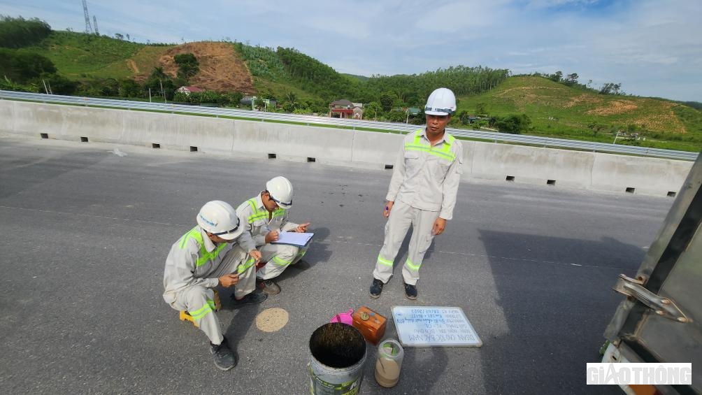 Đội ngũ kiểm định chất lượng đường của Cục đường bộ Việt Nam đi kiểm tra độ nh&aacute;m mặt đường, c&aacute;c ti&ecirc;u chuẩn kỹ thuật theo đề cương dự &aacute;n.