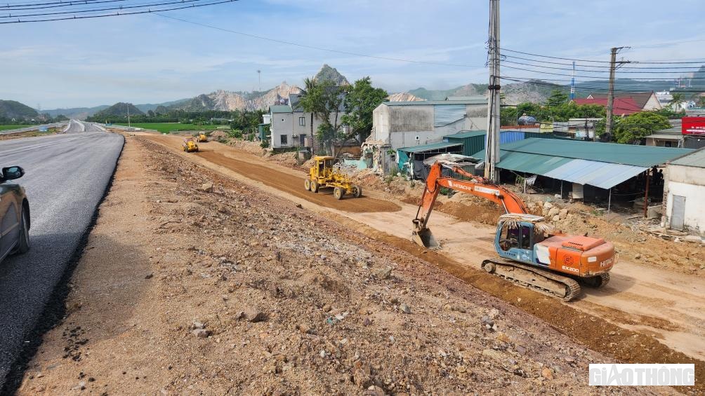 Song song với việc ho&agrave;n thiện tuyến ch&iacute;nh, hệ thống đường gom, đường d&acirc;n sinh cũng đang được gấp r&uacute;t thi c&ocirc;ng.