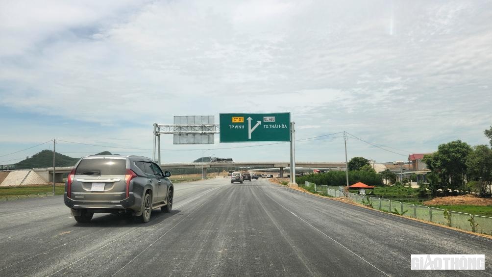 Chỉ c&ograve;n khoảng một th&aacute;ng nữa l&agrave; tới mốc Bộ GTVT đặt ra để th&ocirc;ng xe tiếp 50km cao tốc đoạn Nghi Sơn (Thanh H&oacute;a) - Diễn Ch&acirc;u (Nghệ An).