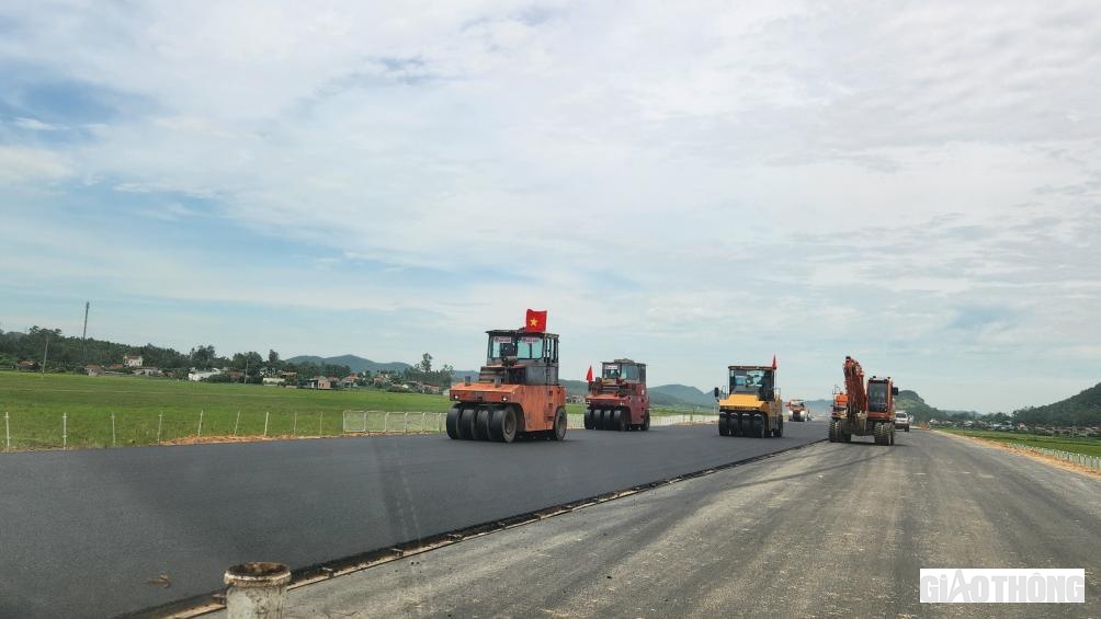 Nhằm đ&aacute;p ứng kịp mốc tiến độ th&ocirc;ng xe v&agrave;o dịp Quốc kh&aacute;nh 2/9 năm nay, c&aacute;c nh&agrave; thầu đang tập trung tối đa nh&acirc;n c&ocirc;ng, thiết bị để thảm mặt đường.