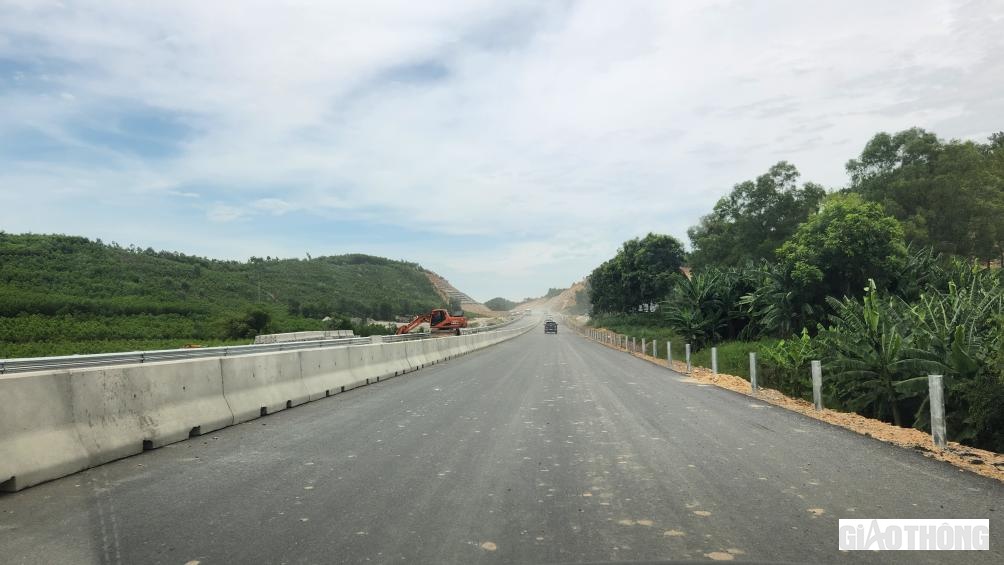 Ở những đoạn đ&atilde; ho&agrave;n th&agrave;nh phần thảm, c&aacute;c nh&agrave; thầu tiến h&agrave;nh lắp đặt dải ph&acirc;n c&aacute;ch giữa v&agrave; hệ thống lưới chống ch&oacute;i, hộ lan t&ocirc;n, h&agrave;ng r&agrave;o.