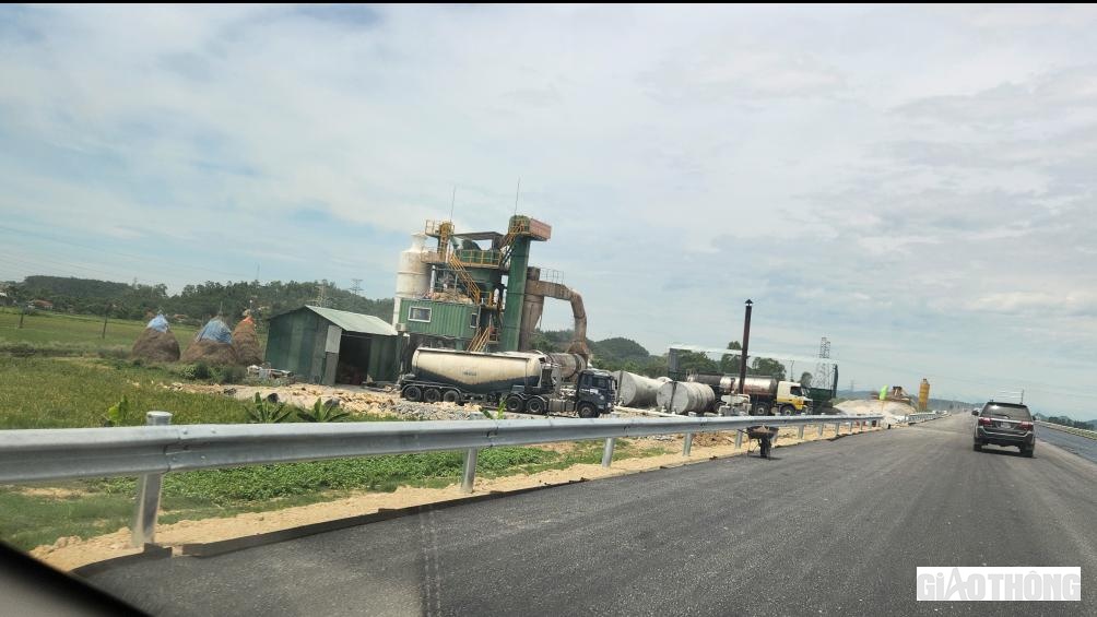 C&aacute;c trạm trộn b&ecirc; t&ocirc;ng nhựa dọc tuyến hoạt động hết c&ocirc;ng suất.