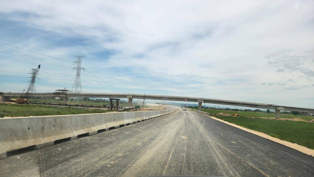 &Ocirc;ng Phạm Văn Minh - Ph&oacute; Gi&aacute;m đốc Ban Quản l&yacute; dự &aacute;n 6, khẳng định: Với tiến độ hiện nay, chắc chắn sẽ đảm bảo th&ocirc;ng xe tuyến ch&iacute;nh v&agrave;o dịp Quốc kh&aacute;nh 2/9 năm nay. Ri&ecirc;ng hệ thống đường gom, đường d&acirc;n sinh sẽ ho&agrave;n thiện muộn hơn khoảng 1 th&aacute;ng