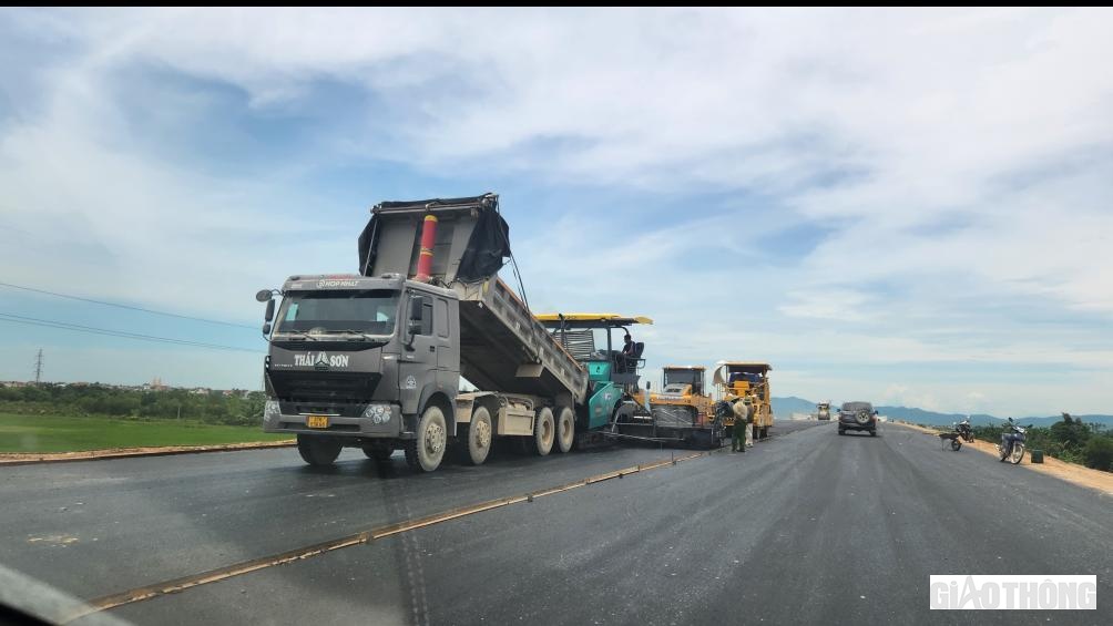 Ghi nhận của PV cho thấy, thời điểm hiện tại, c&aacute;c nh&agrave; thầu đ&atilde; thảm cơ bản xong phần b&ecirc; t&ocirc;ng nhựa lớp 1 v&agrave; 2. Lớp 3 b&ecirc; t&ocirc;ng nhựa chặt C12.5 cũng đ&atilde; thảm được tới 30/50km.