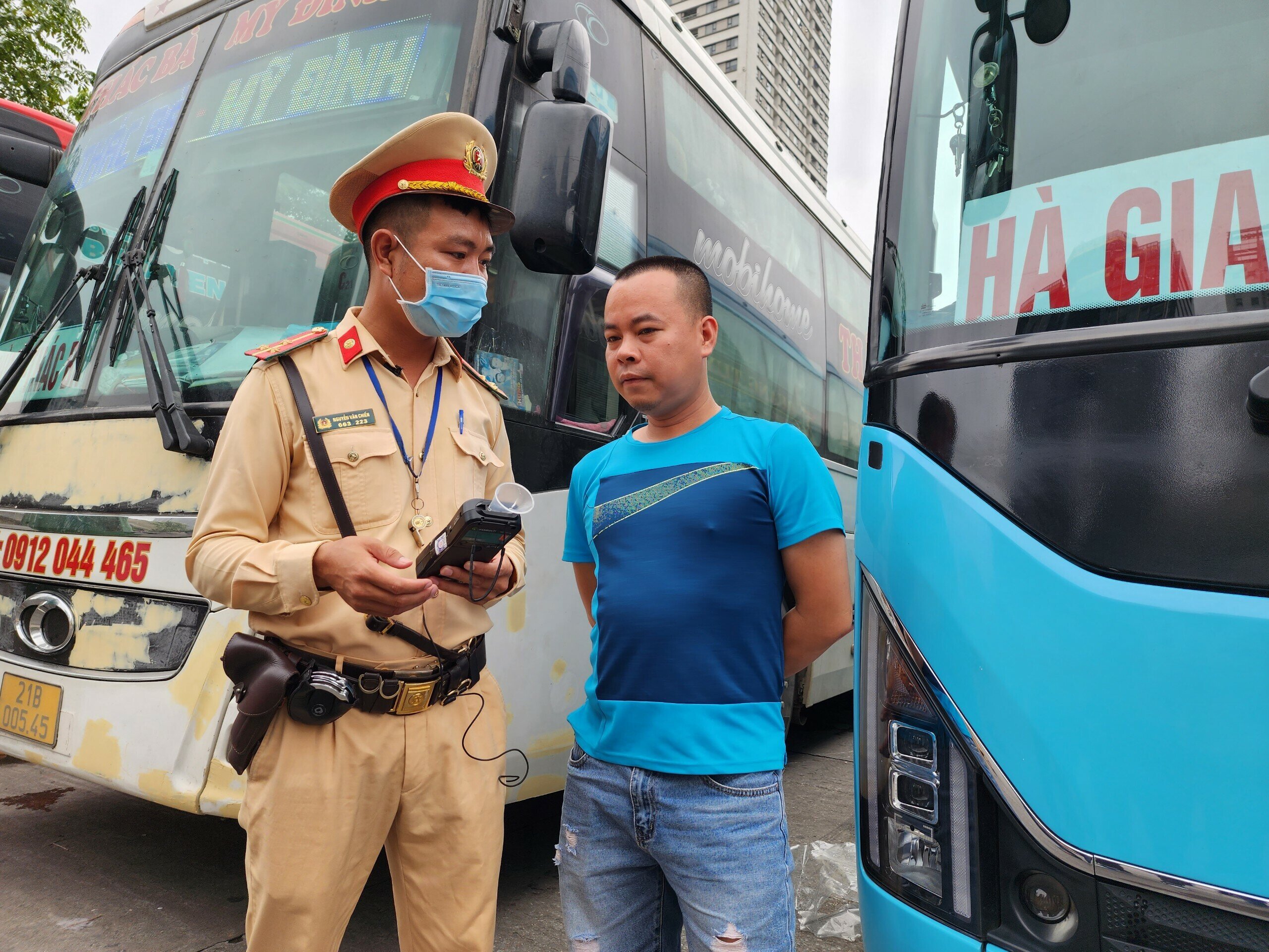 Anh Lê Văn Hùng, lái xe tuyến Mỹ Đình - Tuyên Quang cho biết: "Lái xe chúng tôi thường xuyên được tuyên truyền, nhắc nhở phải chấp hành nghiêm pháp luật trật tự ATGT; đồng thời CSGT, thanh tra giao thông cũng kiểm tra, xử lý thường xuyên nên không dám vi phạm.