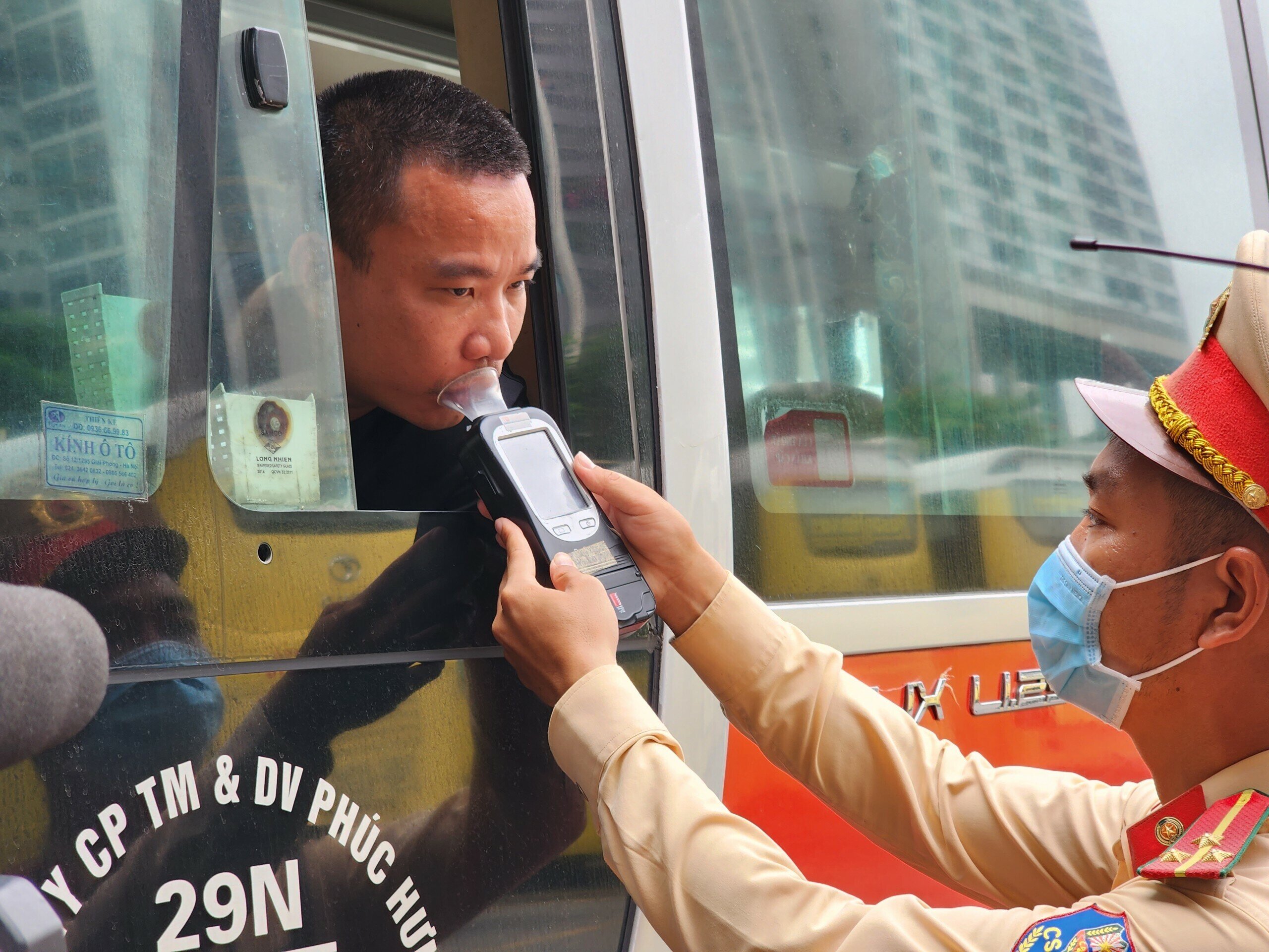 Ngoài việc tuyên truyền, Đội CSGT 6 kiểm tra các điều kiện an toàn của phương tiện, người lái ngay từ khi xuất bến (Ảnh: CSGT kiểm tra nồng độ cồn tài xế tại bến xe Mỹ Đình).