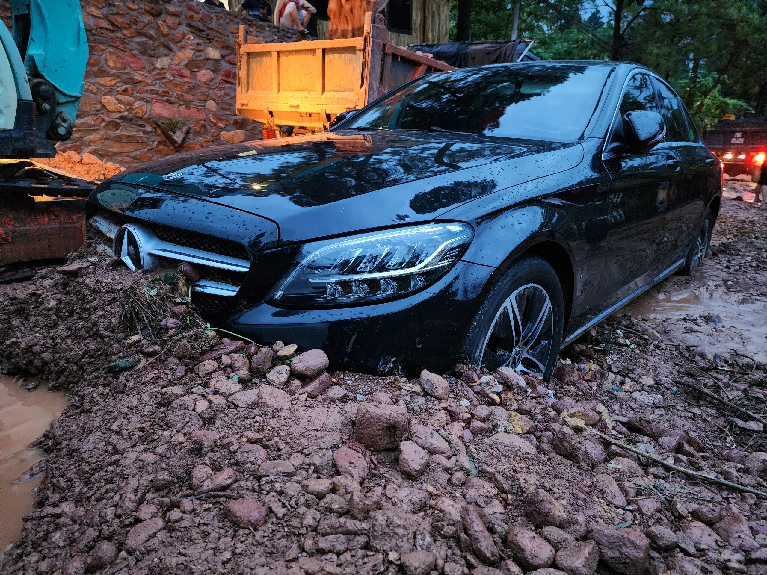 Một số xe &ocirc; t&ocirc; đ&atilde; bị b&ugrave;n đất phủ gần k&iacute;n phần đầu.