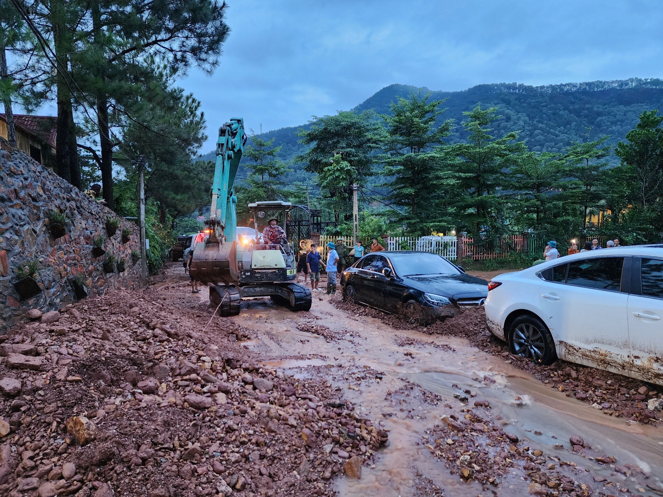 C&oacute; mặt tại hiện trường, Chủ tịch UBND x&atilde; Minh Ph&uacute; Nguyễn Huy Du cho biết, nguy&ecirc;n nh&acirc;n của hiện tượng sạt lở đất n&agrave;y l&agrave; do một v&agrave;i h&ocirc;m nay, tại đ&acirc;y xuất hiện mưa lớn.