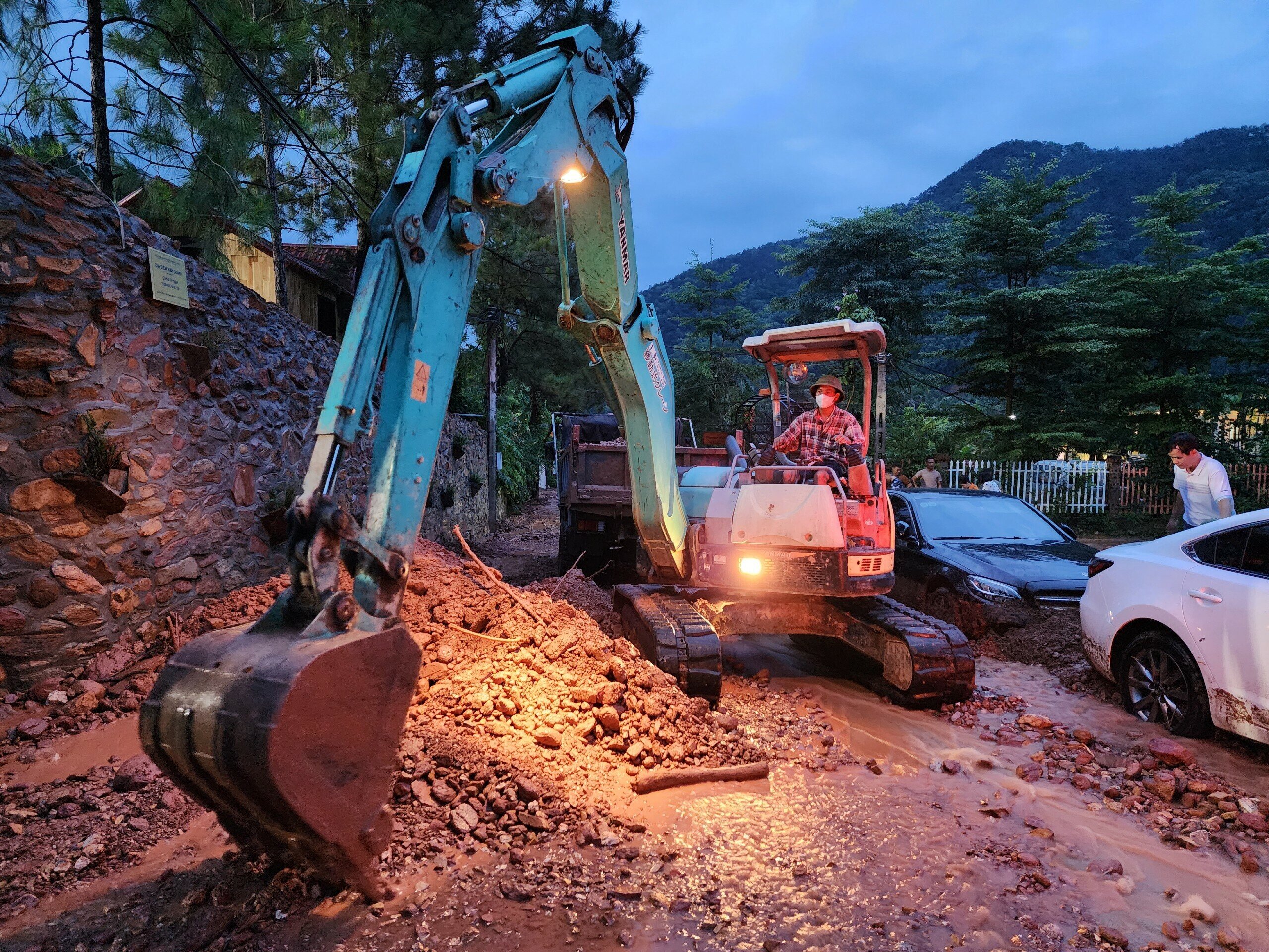 "Sau khi  ph&aacute;t hiện xe &ocirc; t&ocirc; bị đất lở kh&ocirc;ng thể di chuyển được, ch&iacute;nh quyền x&atilde; đ&atilde; huy động m&aacute;y x&uacute;c v&agrave; xe &ocirc; t&ocirc; di chuyển số đất bị sạt lở để người d&acirc;n c&oacute; thể đưa xe &ocirc; t&ocirc; ra khỏi hiện trường", &ocirc;ng Du cho biết.
