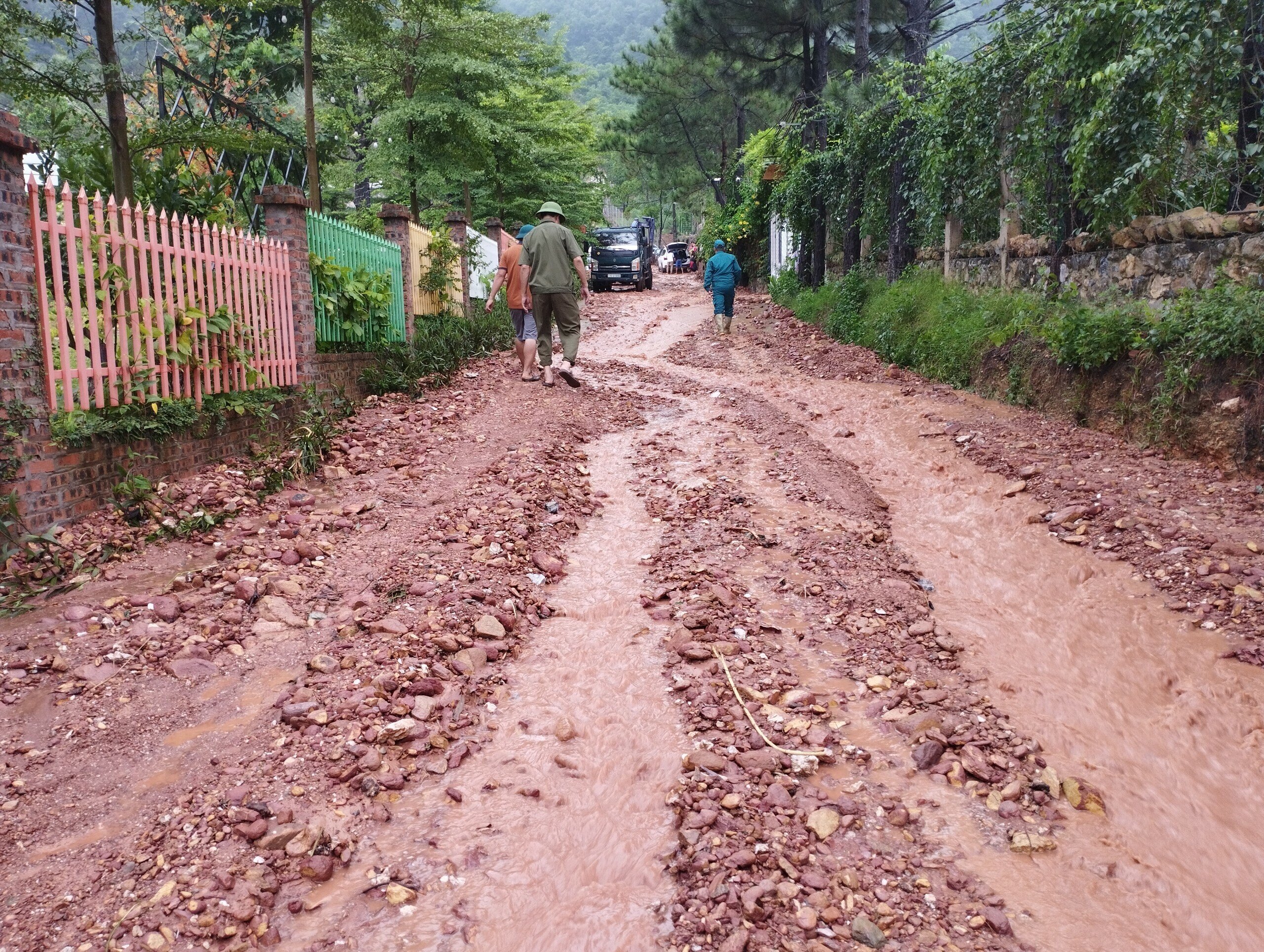 "C&oacute; thể l&agrave; do hiện tượng san ủi đất đồi, đất rừng để l&agrave;m nh&agrave; dẫn đến hiện tượng n&agrave;y", chị M. cho hay.