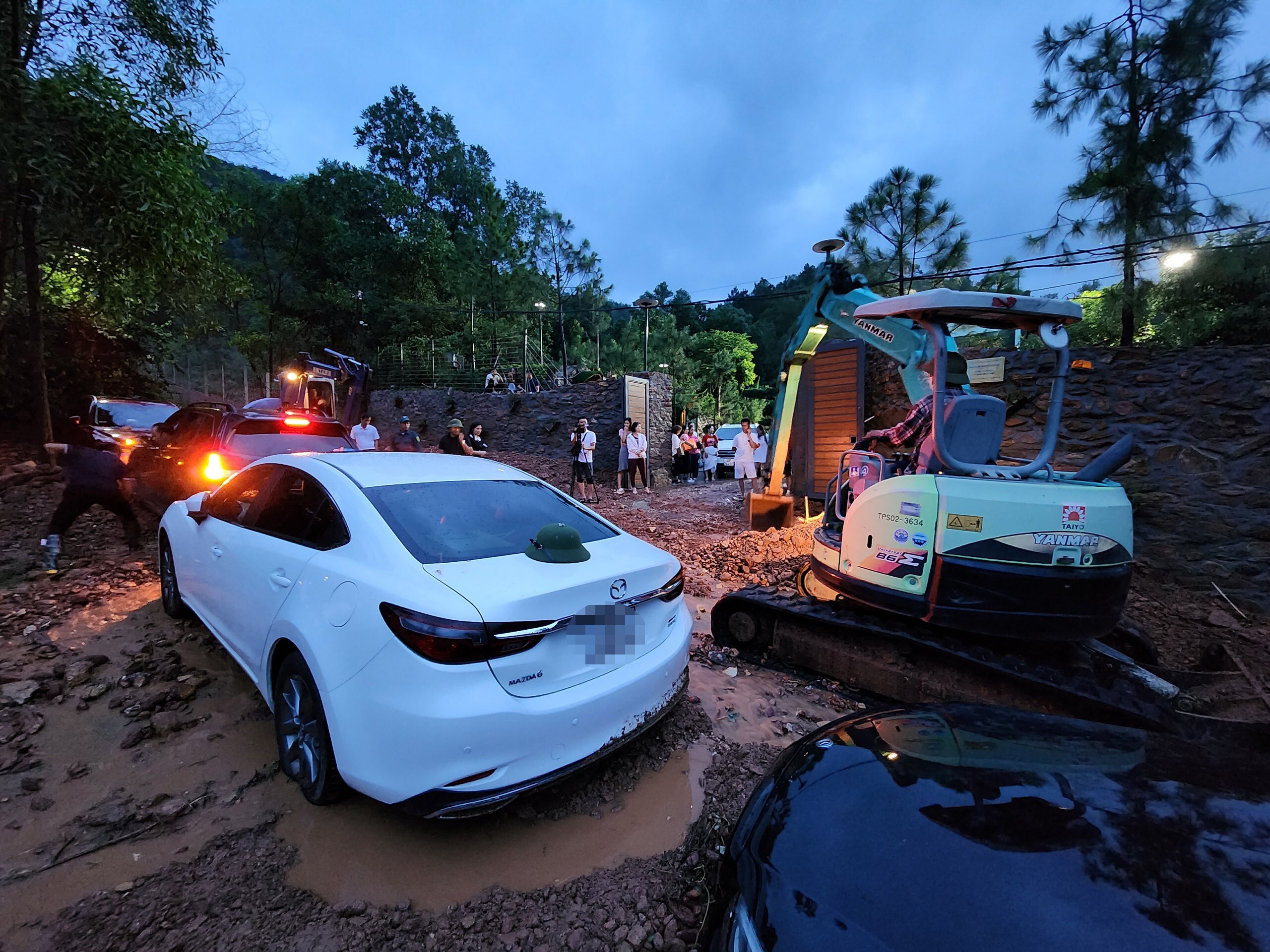 Ghi nhận của PV B&aacute;o Giao th&ocirc;ng, gần 19h h&ocirc;m nay (4/8), lực lượng chức năng v&agrave; c&aacute;c chủ xe vẫn nỗ lực sử dụng thiết bị m&aacute;y m&oacute;c đ&agrave;o bới đất đ&aacute; bủa v&acirc;y gần chục xe &ocirc; t&ocirc;.