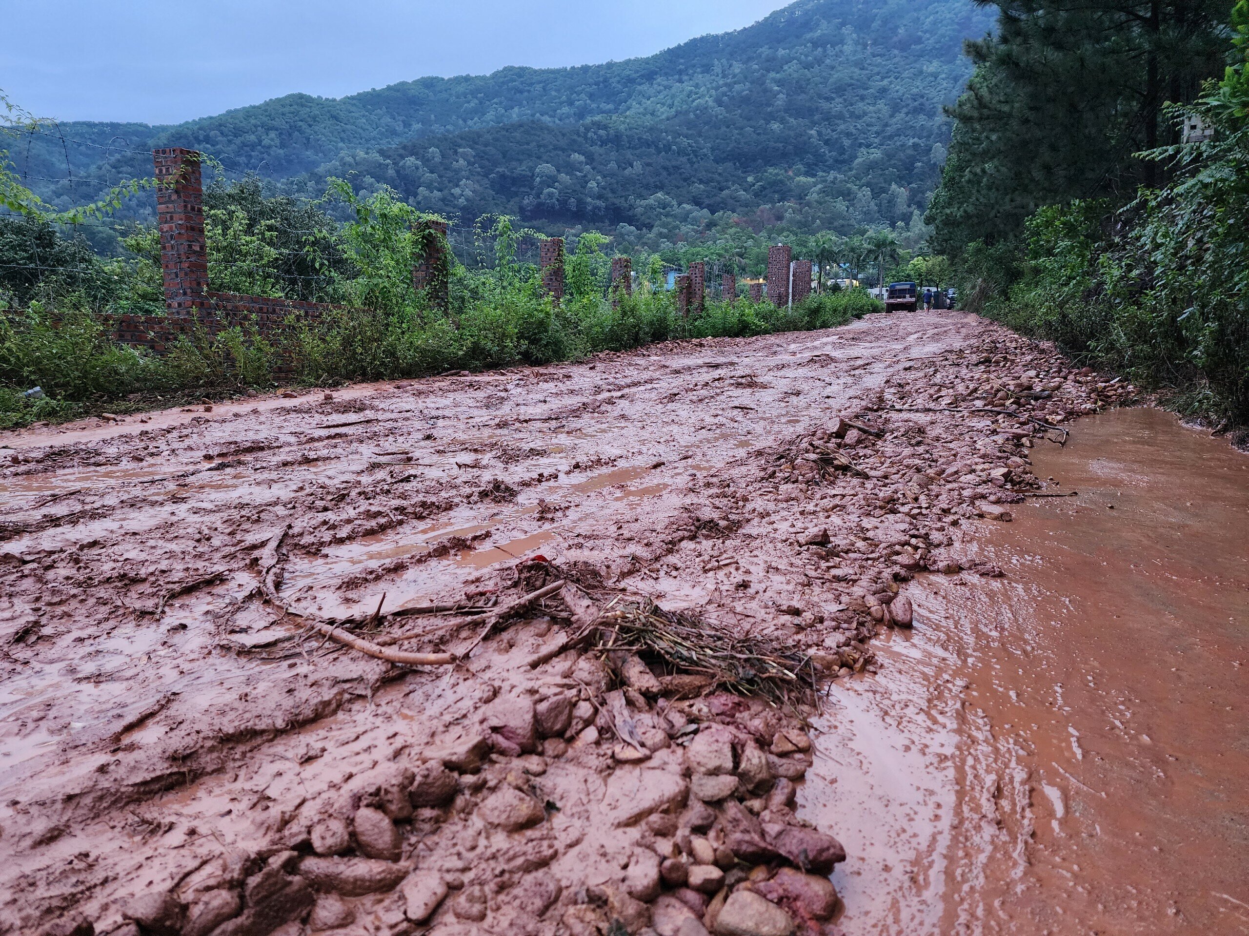 Lở đất g&acirc;y lụt lội cục bộ khoảng 500m đường x&oacute;m Ban Tiện, th&ocirc;n Ph&uacute; Ninh, x&atilde; Minh Ph&uacute;.