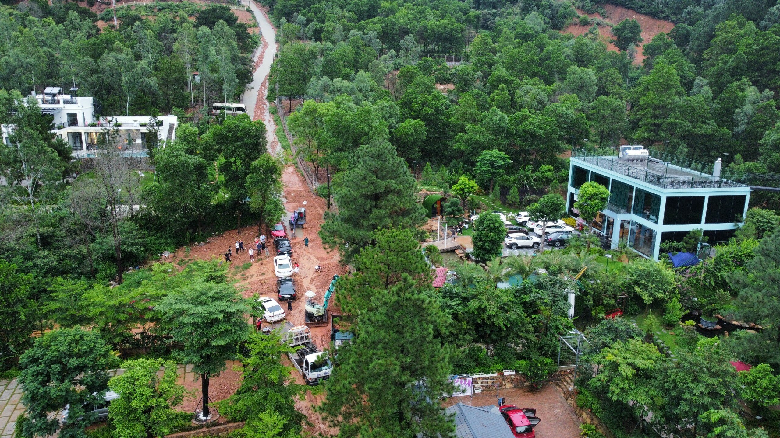 S&aacute;ng nay (4/8), do mưa lớn nhiều ng&agrave;y li&ecirc;n tục đ&atilde; g&acirc;y ra một trận lở đất tại khu vực hồ Ban Tiện, thuộc địa b&agrave;n x&atilde; Minh Ph&uacute;, huyện S&oacute;c Sơn, H&agrave; Nội.
