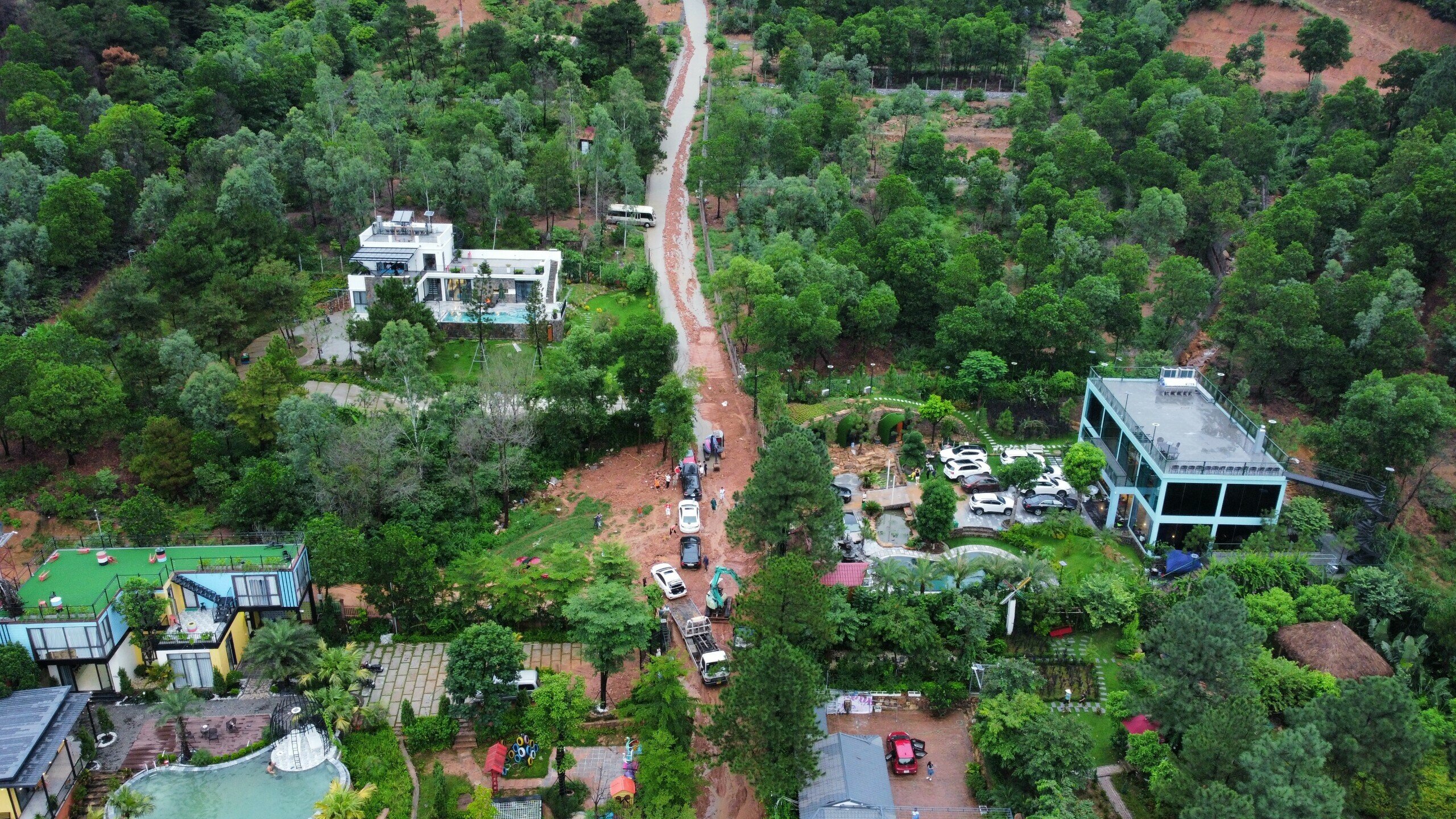 Sau trận lở đất, c&oacute; 5 &ocirc; t&ocirc; bị đất đ&aacute; v&ugrave;i lấp hơn một nửa th&acirc;n xe, 8 xe kh&aacute;c bị nhẹ hơn. C&aacute;c xe n&agrave;y đậu tr&ecirc;n đoạn đường c&oacute; c&aacute;c cơ sở nghỉ dưỡng.