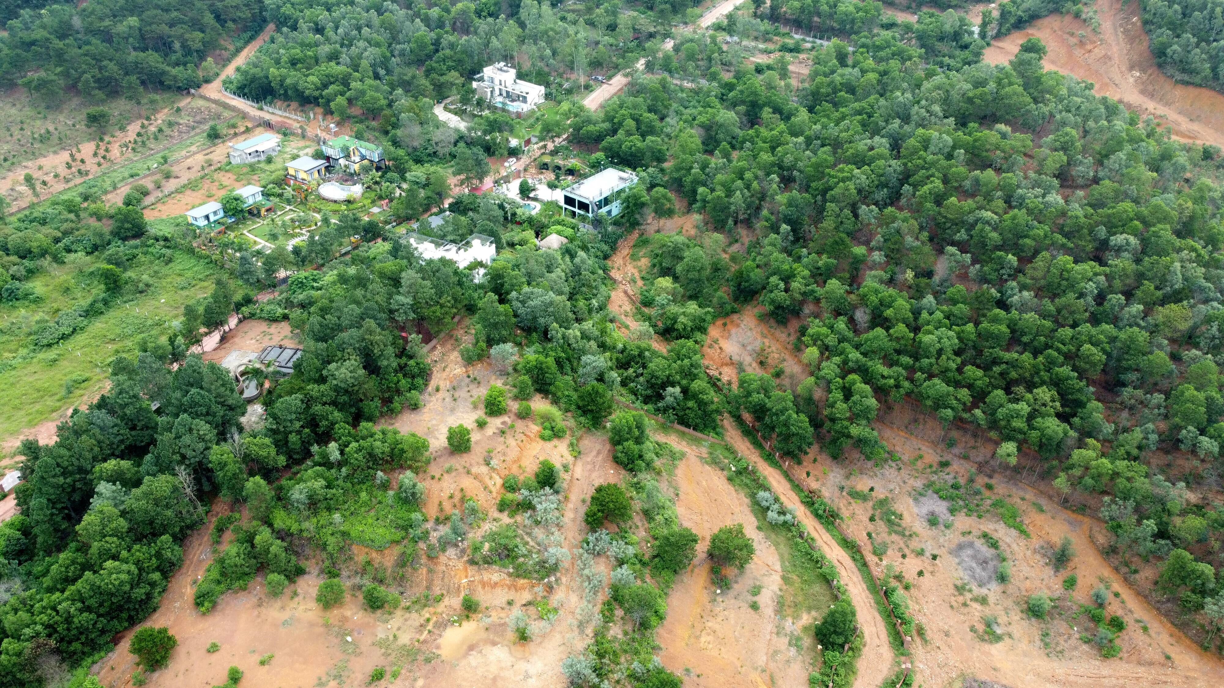 "T&ocirc;i chưa nắm r&otilde; bốn căn nh&agrave; n&agrave;y x&acirc;y dựng tr&ecirc;n đất g&igrave;. C&aacute;i n&agrave;y t&ocirc;i sẽ đề nghị bộ phận chuy&ecirc;n m&ocirc;n kiểm tra lại", &ocirc;ng Du n&oacute;i.