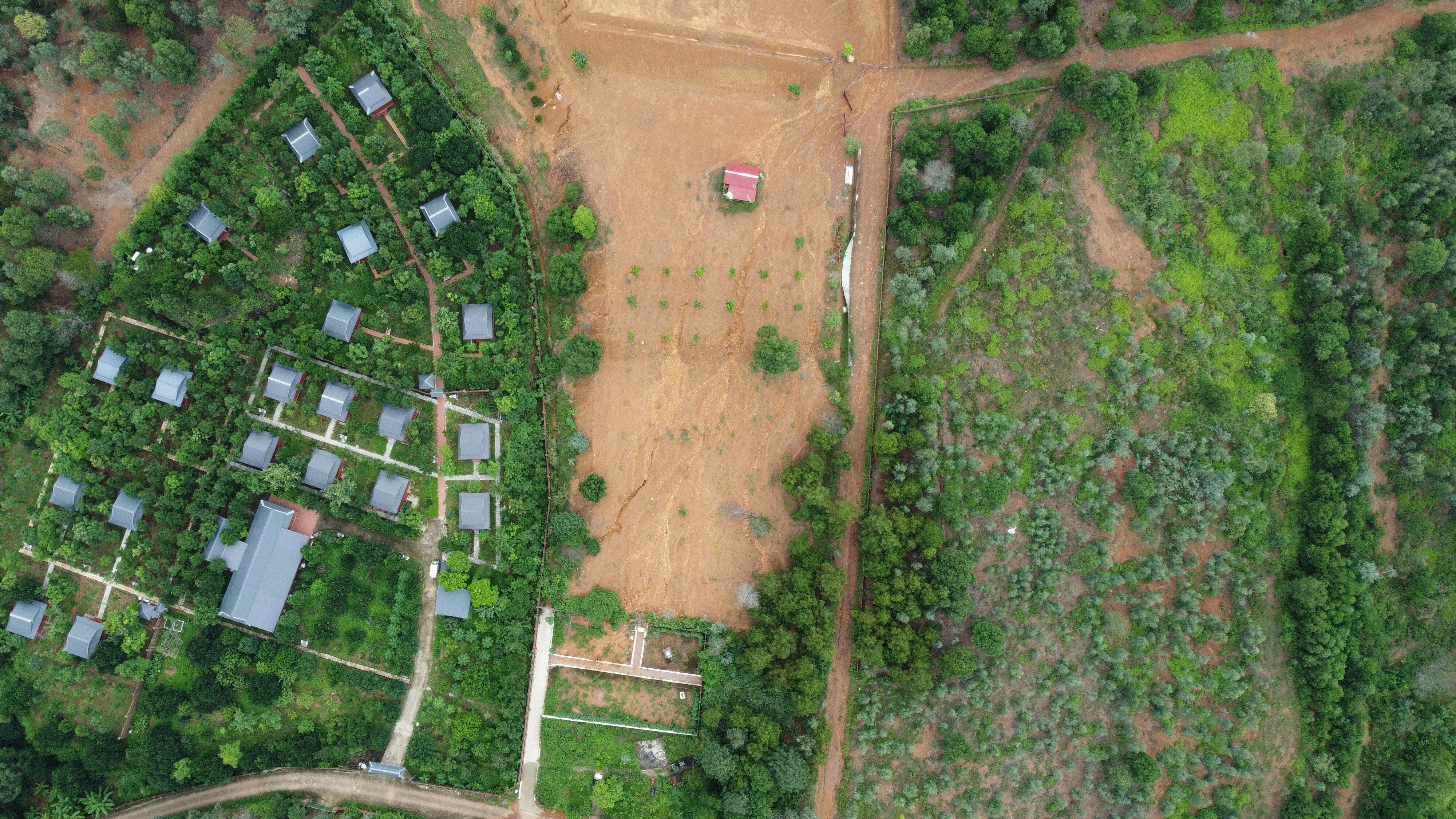 C&aacute;ch những căn homestay kh&ocirc;ng xa l&agrave; những mảng đồi bị san ủi trơ trọi. C&ugrave;ng với đ&oacute; l&agrave; những ng&ocirc;i nh&agrave; được x&acirc;y dựng kh&aacute; b&agrave;i bản.