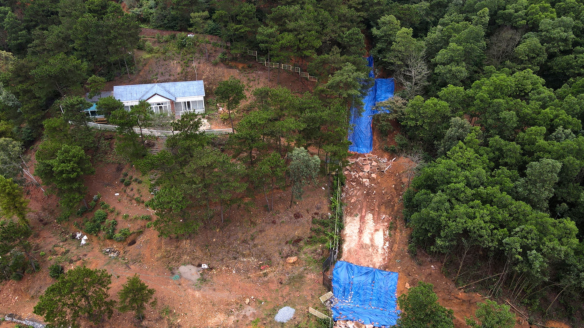 C&aacute;ch đ&oacute; khoảng 300m hướng về thượng nguồn c&oacute; một căn nh&agrave; diện t&iacute;ch v&agrave;i trăm m&eacute;t vu&ocirc;ng, được ho&agrave;n thiện khang trang, với s&acirc;n vườn v&agrave; tường r&agrave;o bao quanh.