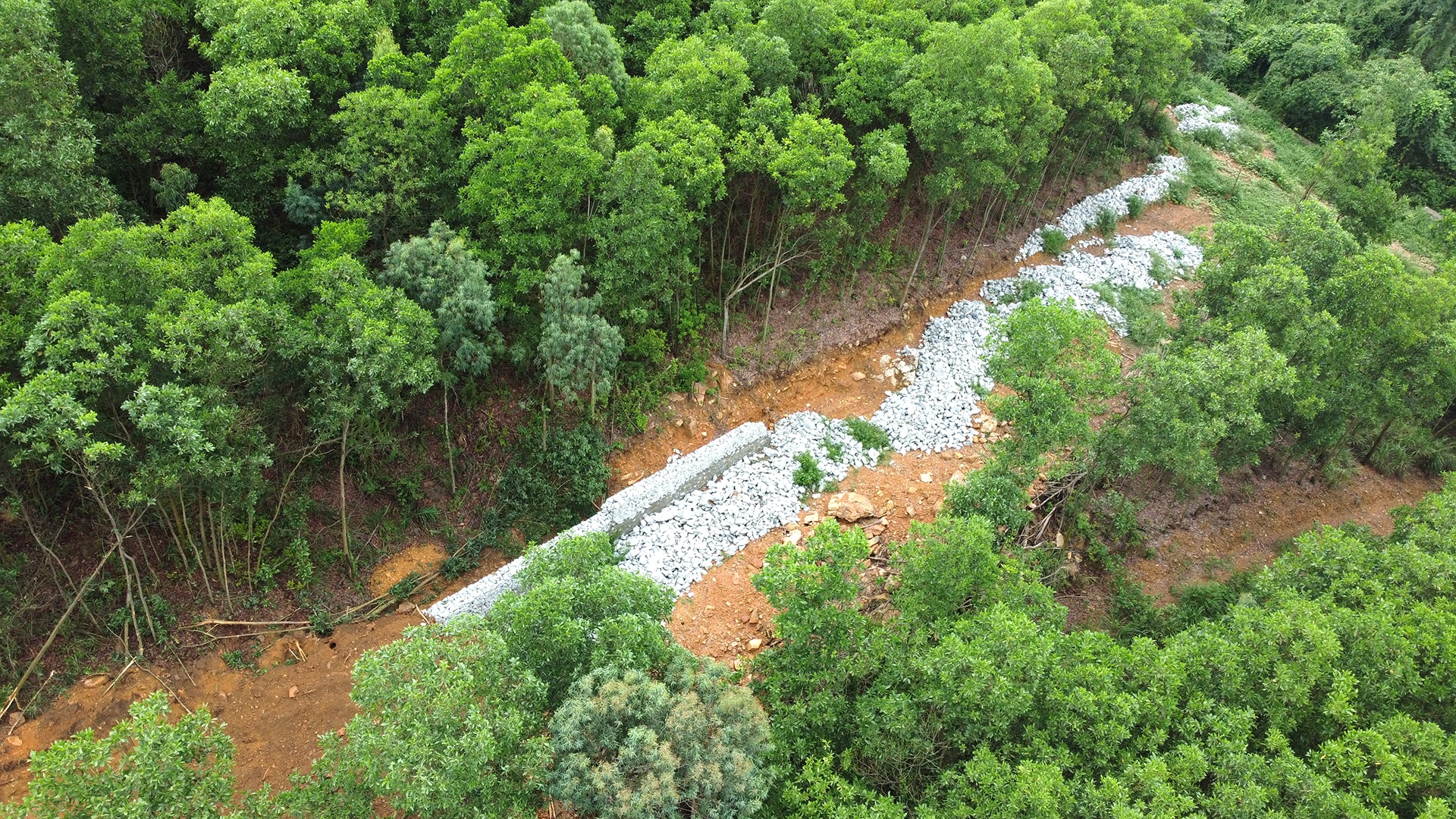 Nhiều h&agrave;ng r&agrave;o được x&acirc;y bằng tường đ&aacute; hộc ph&acirc;n chia c&aacute;c thửa đất h&igrave;nh bậc thang cũng xuất hiện tr&ecirc;n sườn đồi x&oacute;m Ban Tiện. Tại đ&acirc;y, một số tường r&agrave;o c&ograve;n đang trong qu&aacute; tr&igrave;nh x&acirc;y dựng.