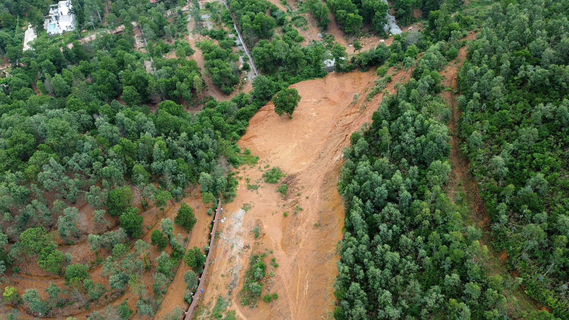 Trao đổi với PV B&aacute;o Giao th&ocirc;ng, một người d&acirc;n ở th&ocirc;n Ph&uacute; Ninh (xin được giấu t&ecirc;n) cho biết, mấy năm gần đ&acirc;y, nhiều nh&agrave; đầu tư về đ&acirc;y đ&atilde; san ủi đất v&agrave; chặt c&acirc;y để l&agrave;m đường, l&agrave;m nh&agrave; kinh doanh homestay.