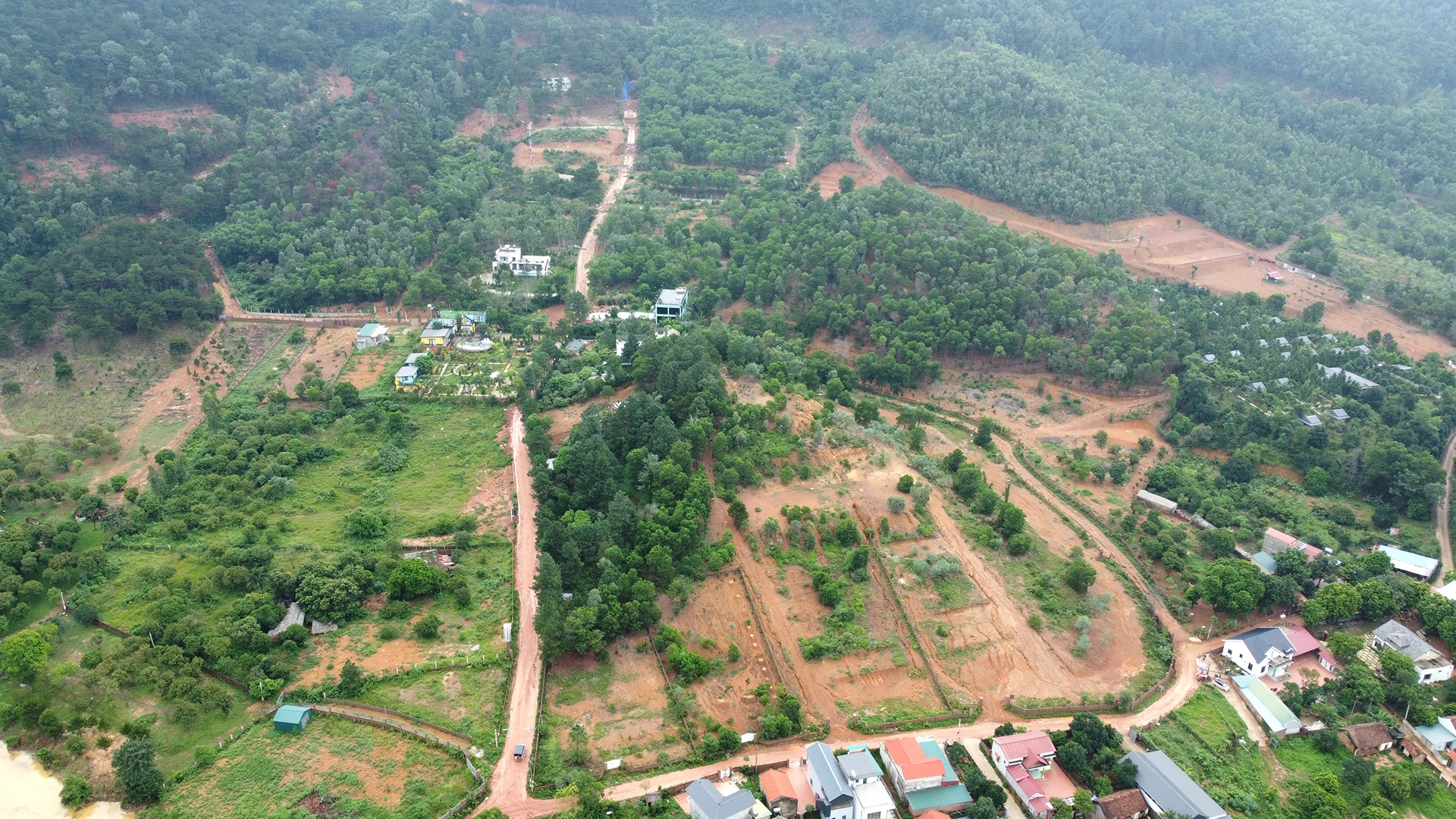 Ng&agrave;y 7/8, PV B&aacute;o Giao th&ocirc;ng quay lại khu vực hiện trường xảy ra sạt lở bủa v&acirc;y hơn chục &ocirc; t&ocirc; ở x&oacute;m Ban Tiện v&agrave; ghi nhận, tại đ&acirc;y c&oacute; rất nhiều c&ocirc;ng tr&igrave;nh ki&ecirc;n cố, homestay mọc tr&ecirc;n sườn đồi, c&ugrave;ng đ&oacute; l&agrave; những quả đồi trơ trọi.