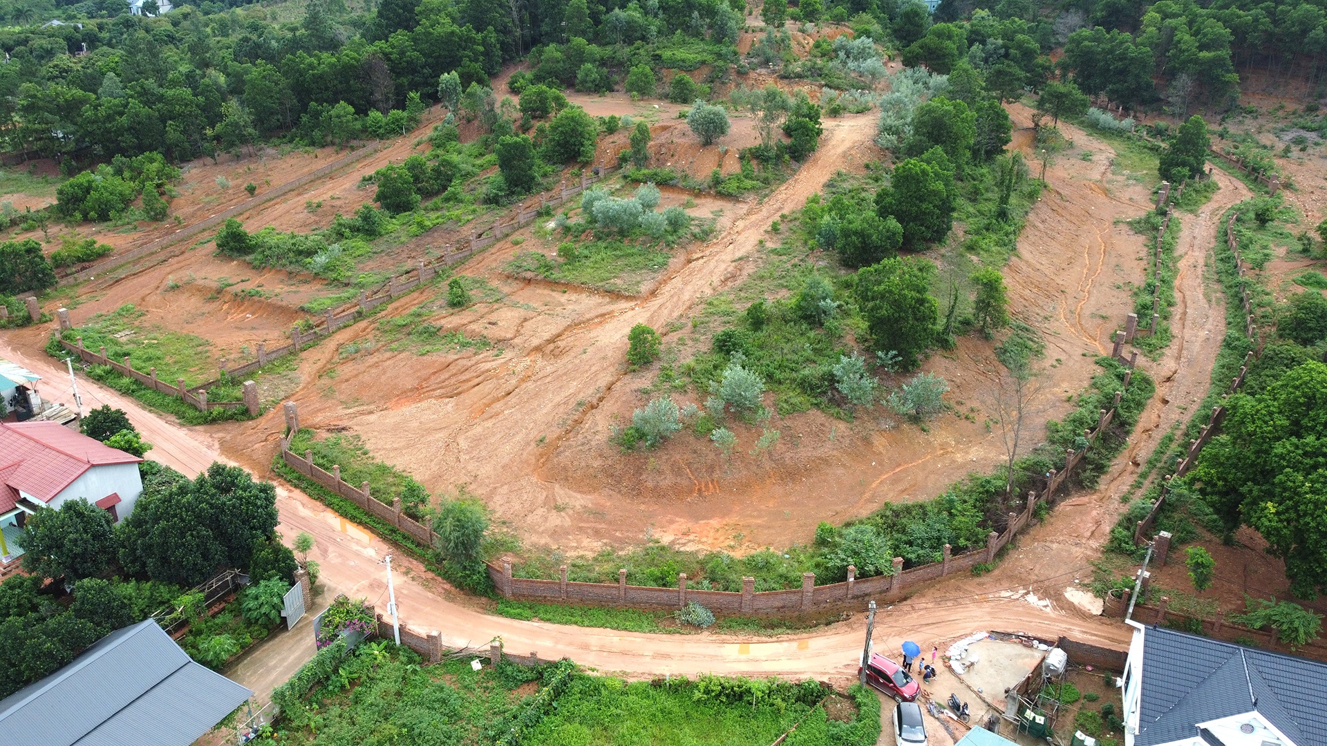 Khi PV đặt c&acirc;u hỏi những mảng đồi trọc n&agrave;y hiện nay l&agrave; loại đất g&igrave;, vị Chủ tịch UBND x&atilde; Minh Ph&uacute; cho biết, cần "để cơ quan chuy&ecirc;n m&ocirc;n kiểm tra mới biết được&rdquo;.