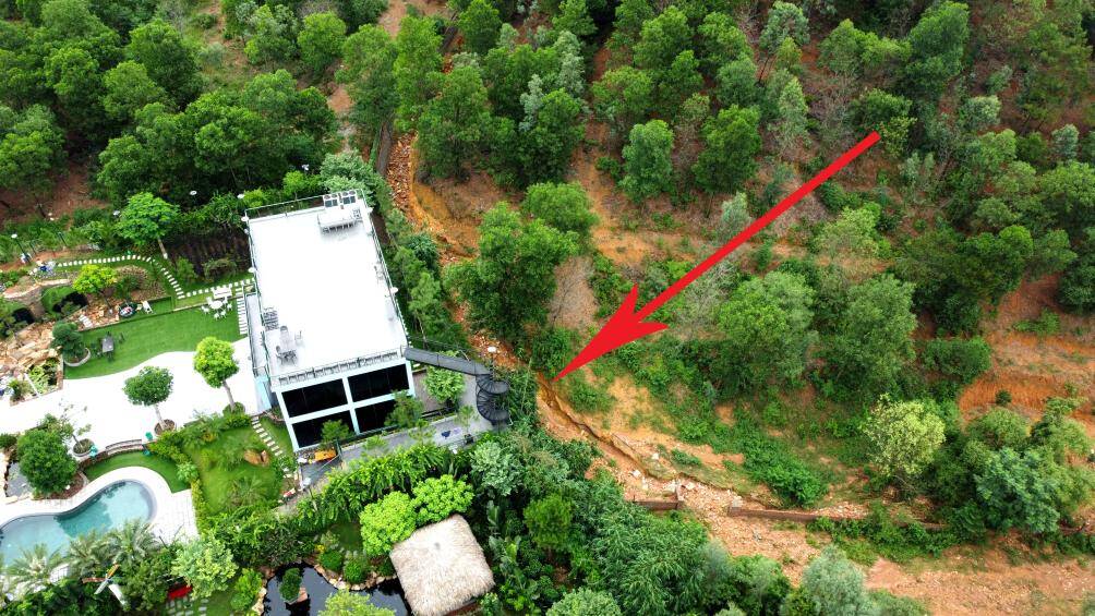 Những r&atilde;nh bị x&oacute;i m&ograve;n bởi nước chảy mỗi khi mưa lớn xuất hiện d&agrave;y đặc ở cạnh c&aacute;c khu homestay v&agrave; c&aacute;c khu vực đồi trọc.