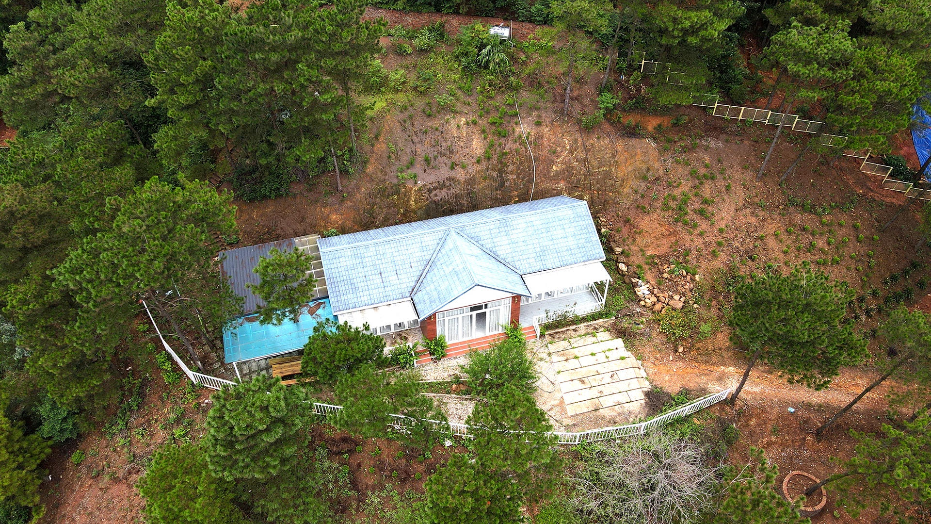 &Ocirc;ng Du khẳng định căn nh&agrave; n&agrave;y x&acirc;y dựng tr&aacute;i ph&eacute;p v&agrave; x&atilde; đ&atilde; lập bi&ecirc;n bản, đề xuất cưỡng chế. "Ch&uacute;ng t&ocirc;i đang x&acirc;y dựng kế hoạch tr&igrave;nh cấp thẩm quyền để cưỡng chế c&ocirc;ng tr&igrave;nh n&agrave;y", &ocirc;ng Du n&oacute;i.