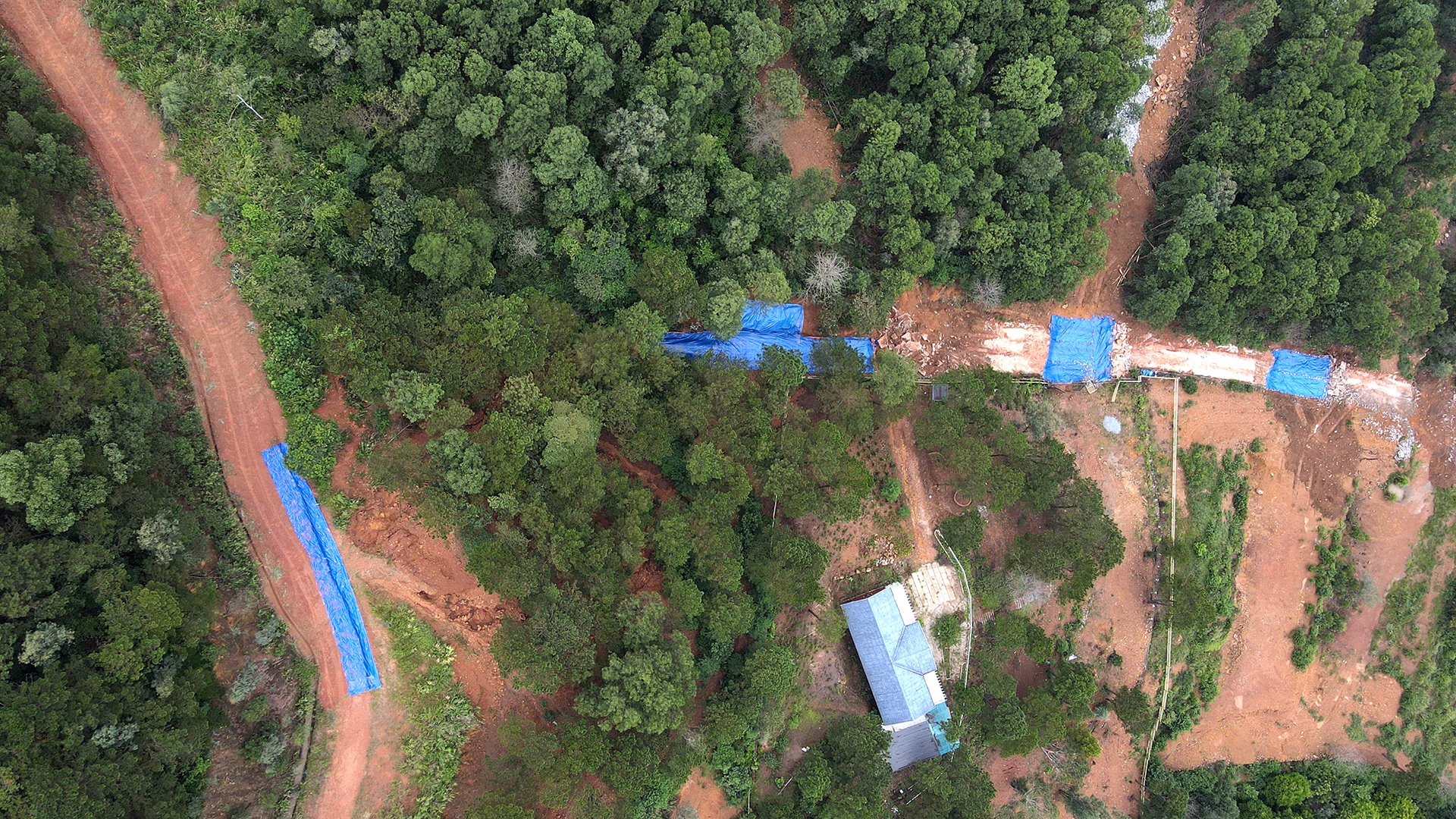 "Ch&uacute;ng t&ocirc;i đ&atilde; ph&aacute;t hiện những bức tường x&acirc;y dựng n&agrave;y  từ năm ngo&aacute;i v&agrave; đ&atilde; y&ecirc;u cầu những hộ d&acirc;n ở đ&acirc;y dừng việc x&acirc;y dựng lại&rdquo;, &ocirc;ng Du cho hay.