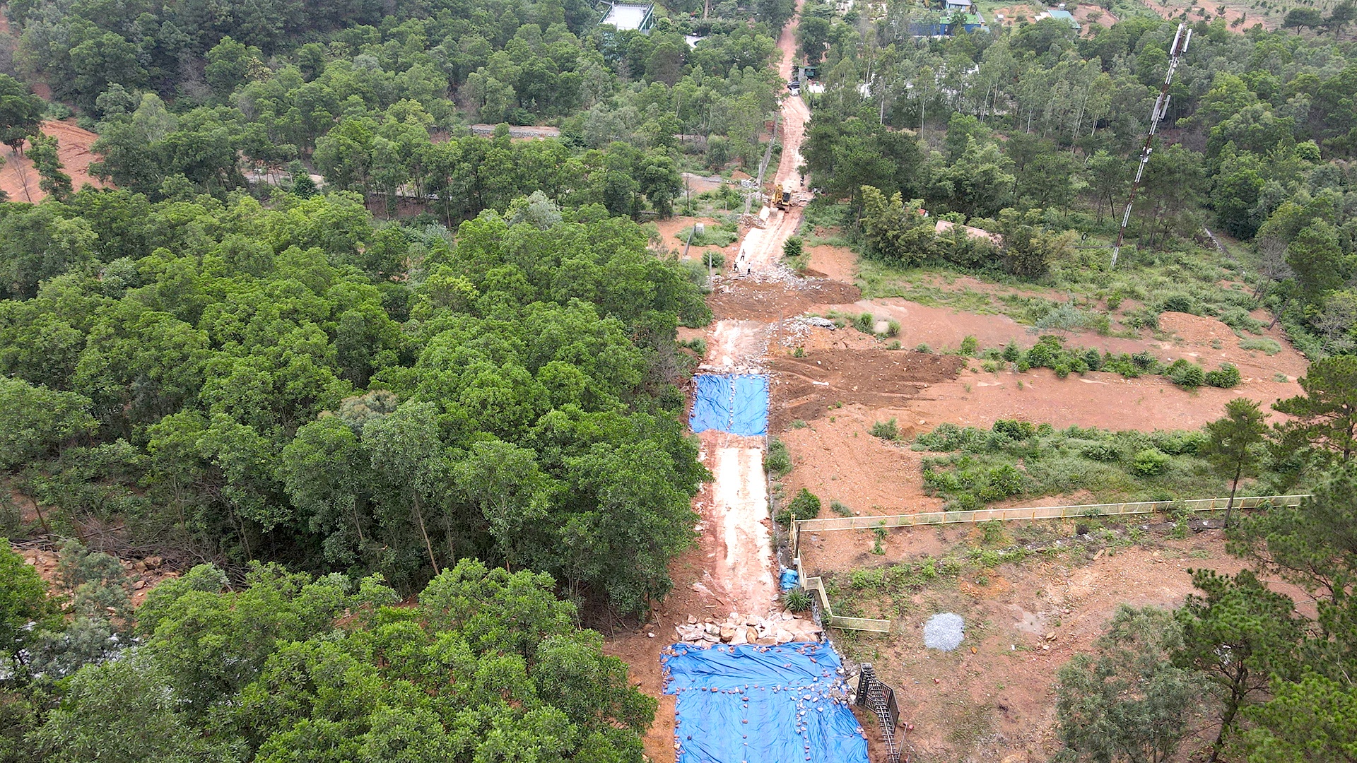 "Từ khi san ủi đất l&agrave;m đường, l&agrave;m nh&agrave; ở tr&ecirc;n đồi th&igrave; mới xuất hiện t&igrave;nh trạng nước dồn về k&egrave;m theo đất đ&aacute; như h&ocirc;m 4/8. Ch&uacute;ng t&ocirc;i cảm gi&aacute;c rất lo sợ, bởi sống ở đ&acirc;y bao nhi&ecirc;u năm chưa bao giờ chứng kiến cảnh tượng sạt lở như vậy", người d&acirc;n n&agrave;y cho biết.