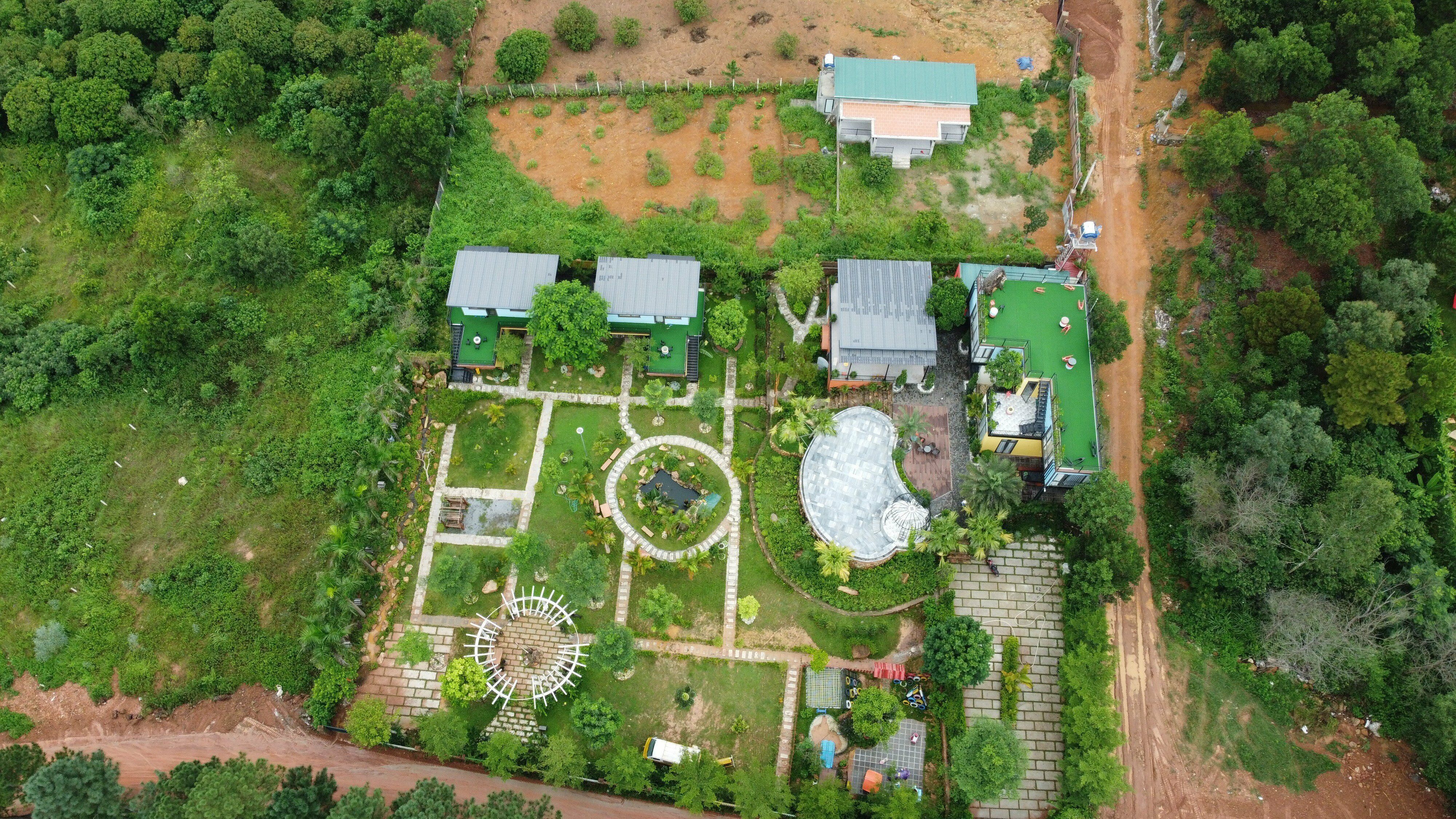 Trao đổi với PV B&aacute;o Giao th&ocirc;ng, &ocirc;ng Nguyễn Huy Du, Chủ tịch UBND x&atilde; Minh Ph&uacute; cho biết, bốn tổ hợp c&ocirc;ng tr&igrave;nh n&agrave;y được x&acirc;y dựng từ v&agrave;i năm trước. C&aacute; nh&acirc;n &ocirc;ng Du vừa được bầu giữ chức Chủ tịch UBND x&atilde; từ th&aacute;ng 12/2022 n&ecirc;n chưa thể nắm r&otilde;.