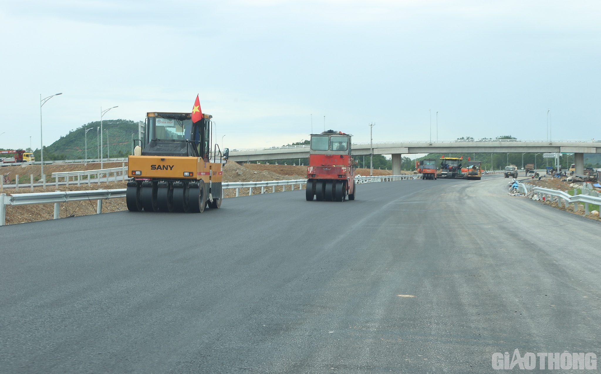 Tại n&uacute;t giao với QL48D, C&ocirc;ng ty Ho&agrave; Hiệp đang ho&agrave;n thiện những m&eacute;t thảm cuối c&ugrave;ng tr&ecirc;n tuyến ch&iacute;nh.