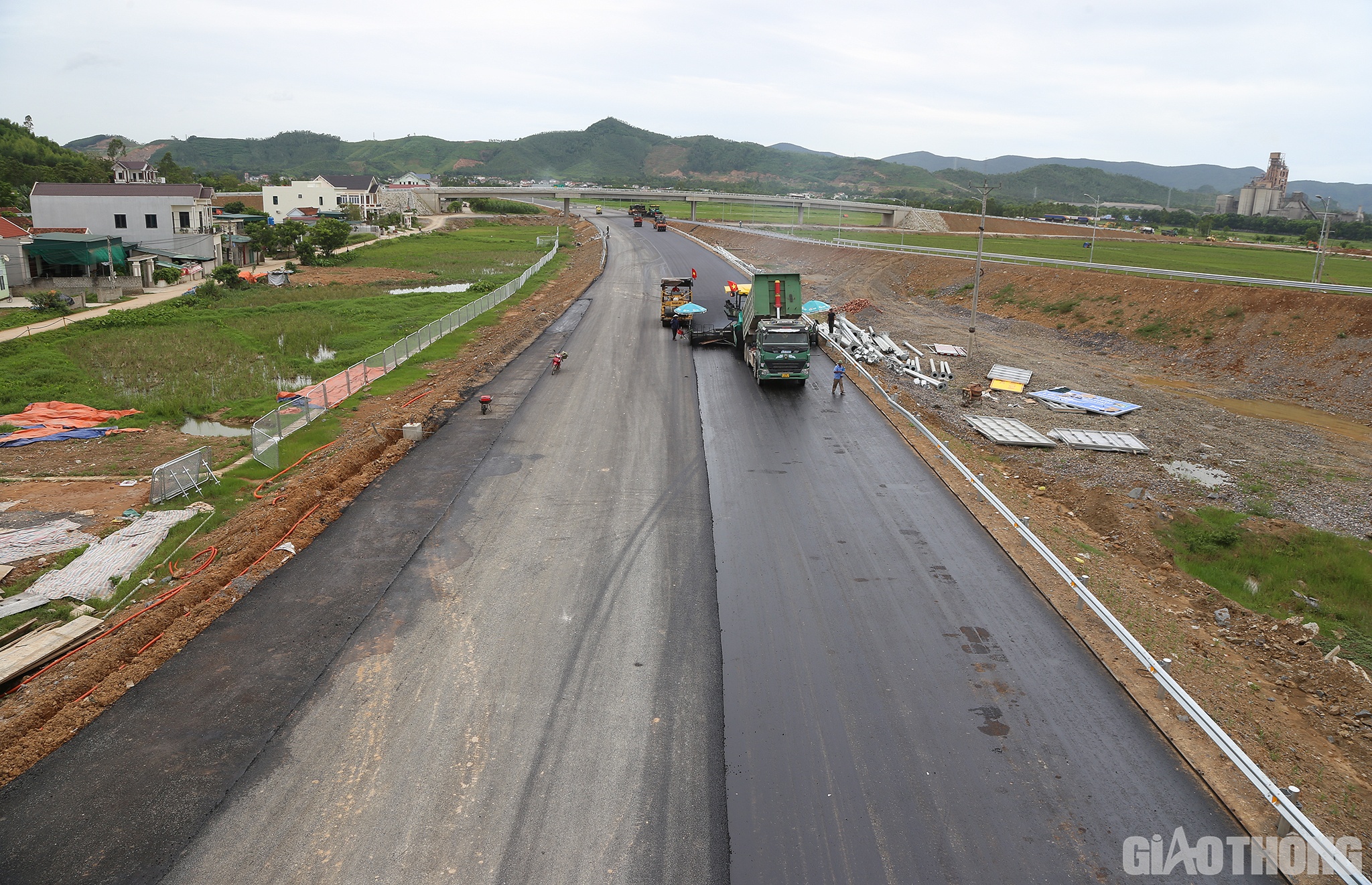 Chiều ng&agrave;y 7/8, c&oacute; mặt tr&ecirc;n tuyến cao tốc Nghi Sơn - Diễn Ch&acirc;u, PV ghi nhận phần c&ocirc;ng việc ch&iacute;nh đ&atilde; cơ bản ho&agrave;n th&agrave;nh.
