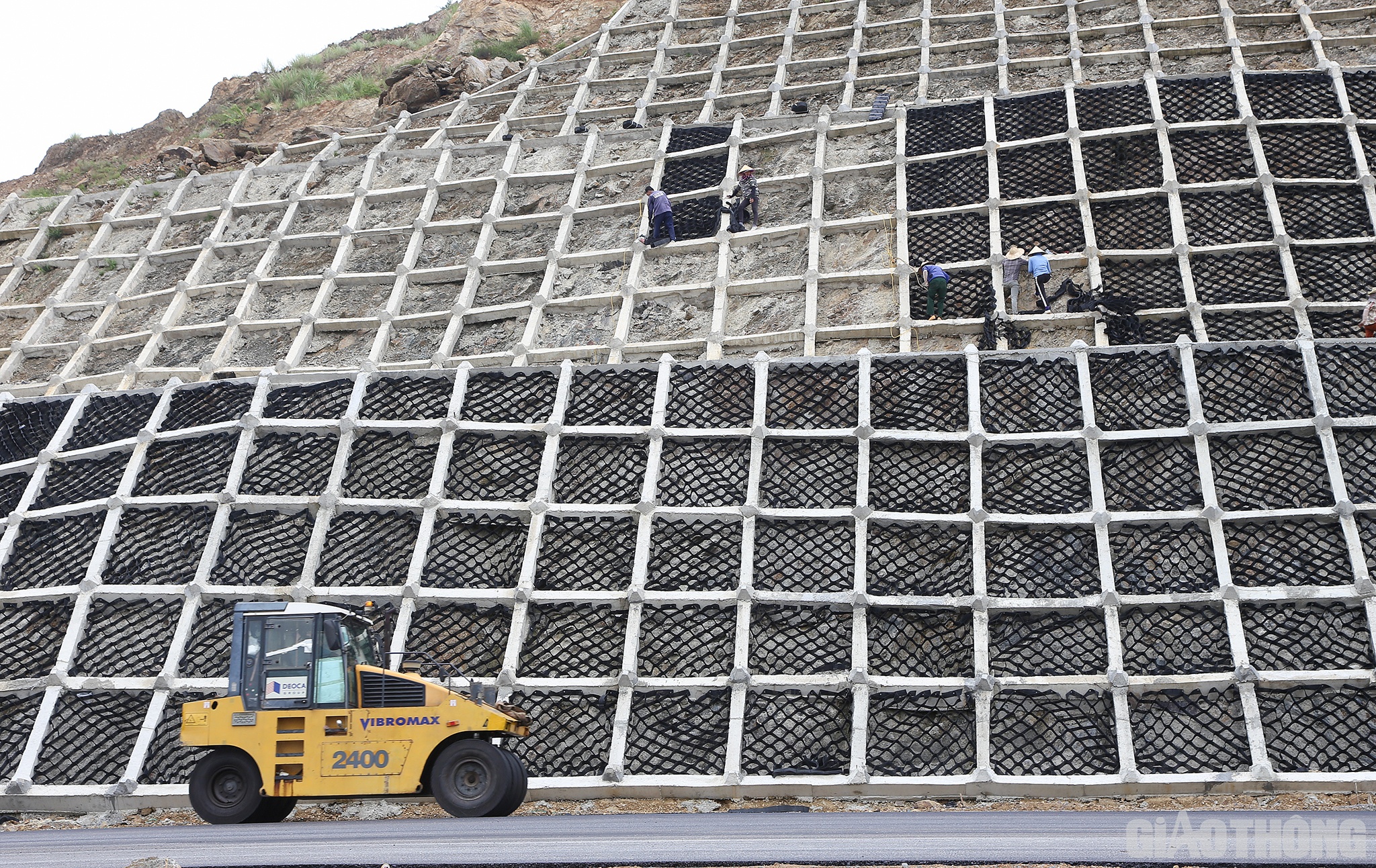 Được biết, đến nay c&aacute;c nh&agrave; thầu đ&atilde; thi c&ocirc;ng được hơn 93% khối lượng c&ocirc;ng việc, đảm bảo th&ocirc;ng xe v&agrave;o dịp 2/9.