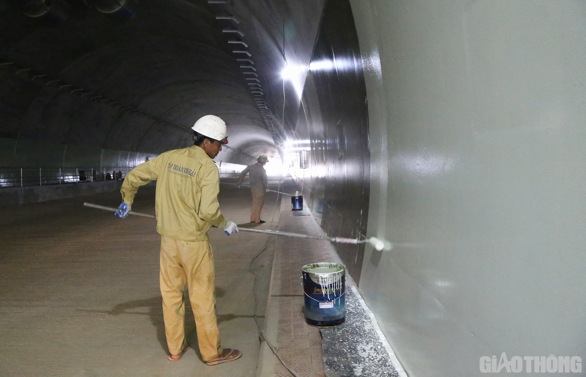 C&ocirc;ng nh&acirc;n Trần Văn Lương đang sơn ống hầm Trường Vinh cho biết: "Hết h&ocirc;m nay v&agrave; ng&agrave;y mai nữa phần sơn sẽ ho&agrave;n th&agrave;nh. Giai đoạn nước r&uacute;t rồi, anh em ai cũng hồ hởi chờ ng&agrave;y kh&aacute;nh th&agrave;nh đường mới".
