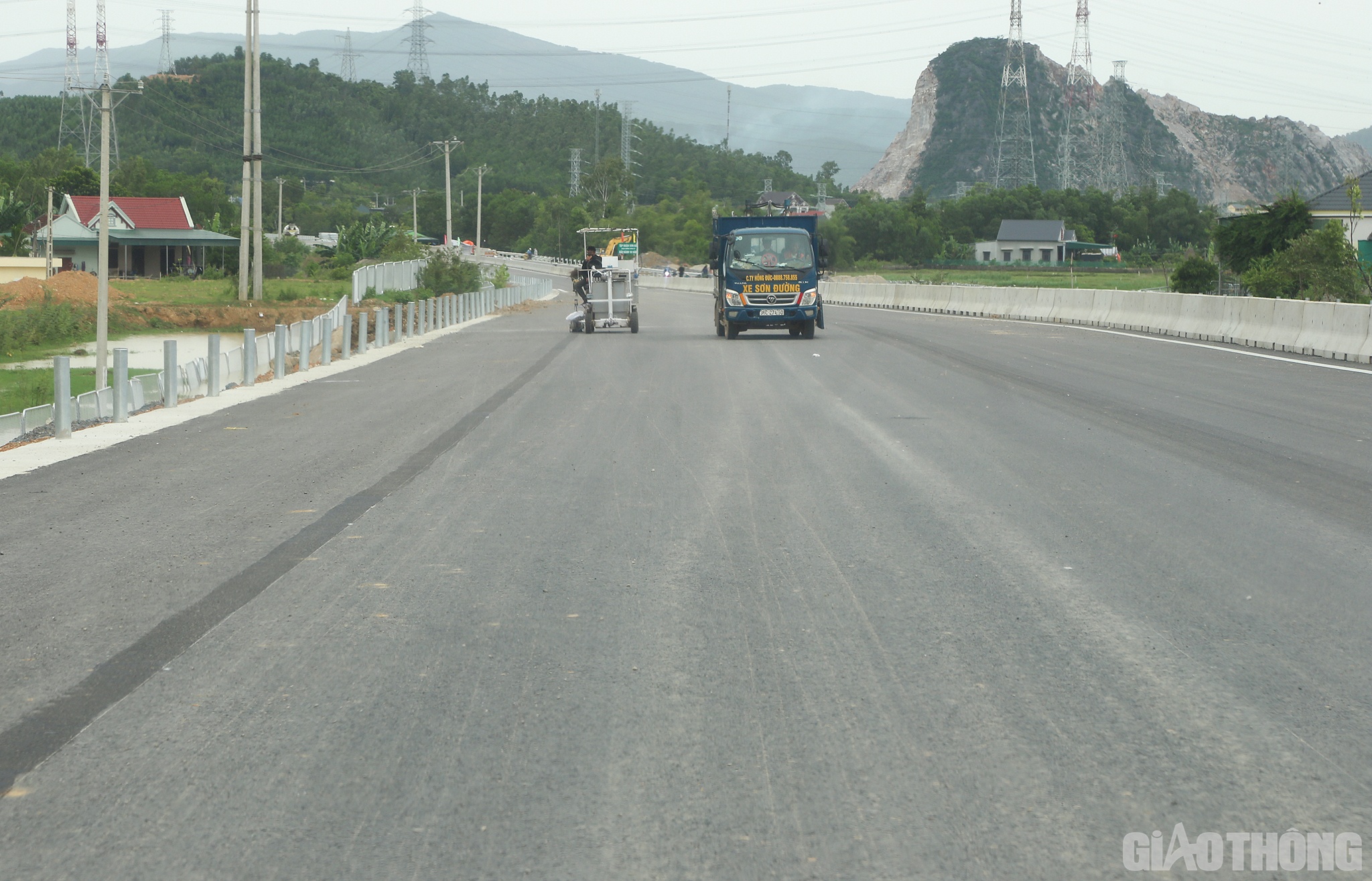 &ldquo;Với phần đường, c&ocirc;ng nh&acirc;n đang ho&agrave;n thiện hệ thống hộ lan v&agrave; sơn kẻ vẽ vạch đường. Dự kiến hết tuần n&agrave;y l&agrave; ho&agrave;n th&agrave;nh mọi việc&rdquo;, kỹ sư Trần Trung Tuấn, chỉ huy của C&ocirc;ng ty TNHH Tập đo&agrave;n Sơn Hải cho biết th&ecirc;m