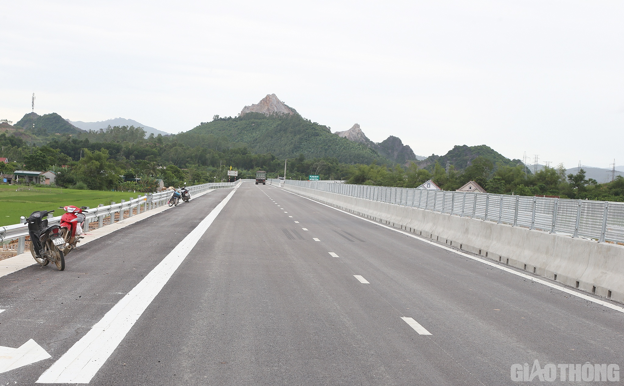 Cao tốc Nghi Sơn - Diễn Ch&acirc;u c&oacute; tổng chiều d&agrave;i 50km, đi qua địa phận 2 tỉnh Thanh H&oacute;a v&agrave; Nghệ An. Tổng mức đầu tư dự &aacute;n gần 7,3 ngh&igrave;n tỷ đồng.