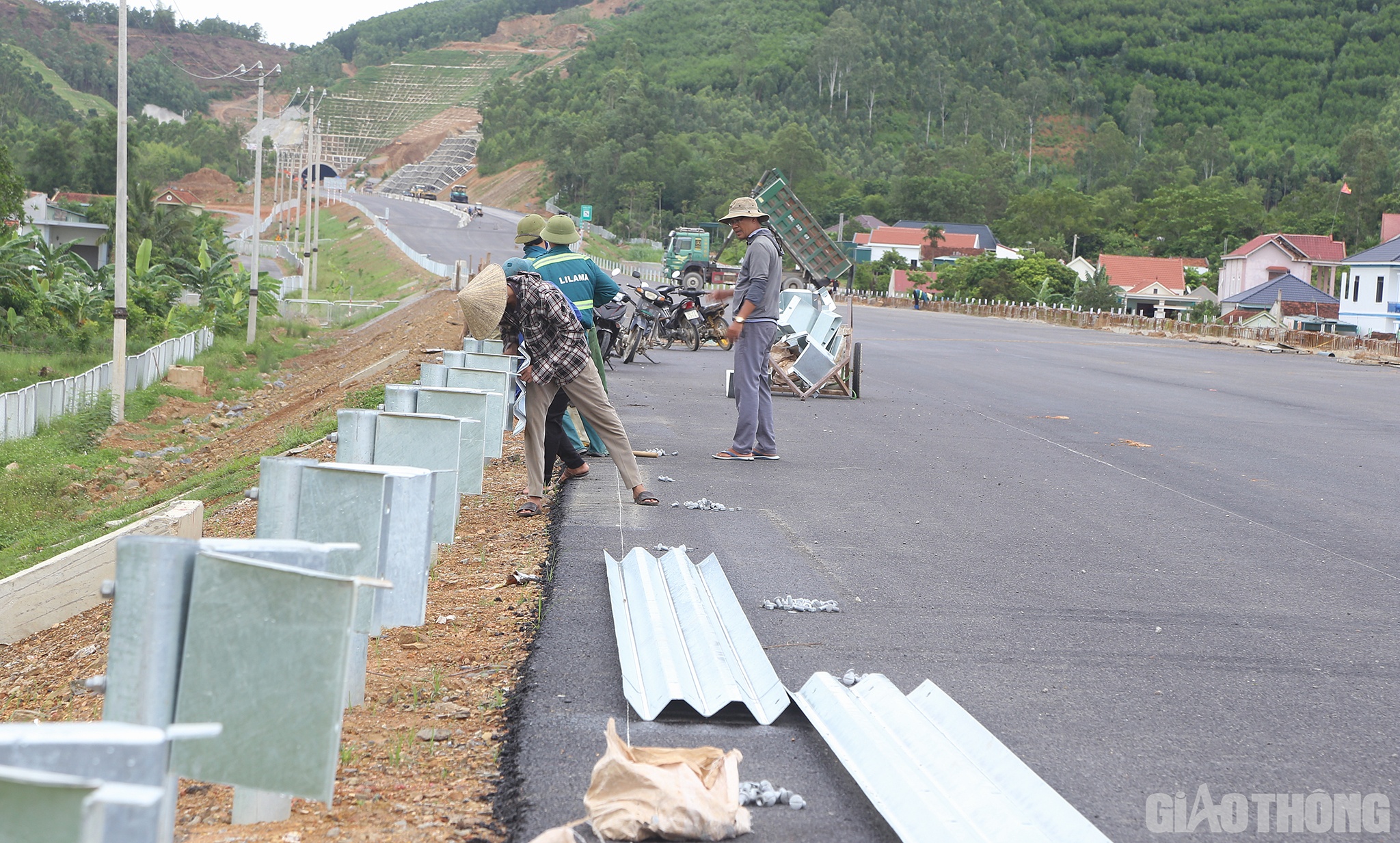 Song song với việc thi c&ocirc;ng tr&ecirc;n c&ocirc;ng trường, chủ đầu tư, tư vấn v&agrave; đơn vị thi c&ocirc;ng cũng khẩn trương phối hợp ho&agrave;n thiện c&aacute;c hồ sơ để đẩy nhanh tiến độ l&agrave;m hồ sơ nghiệm thu v&agrave; giải ng&acirc;n vốn cho nh&agrave; thầu.