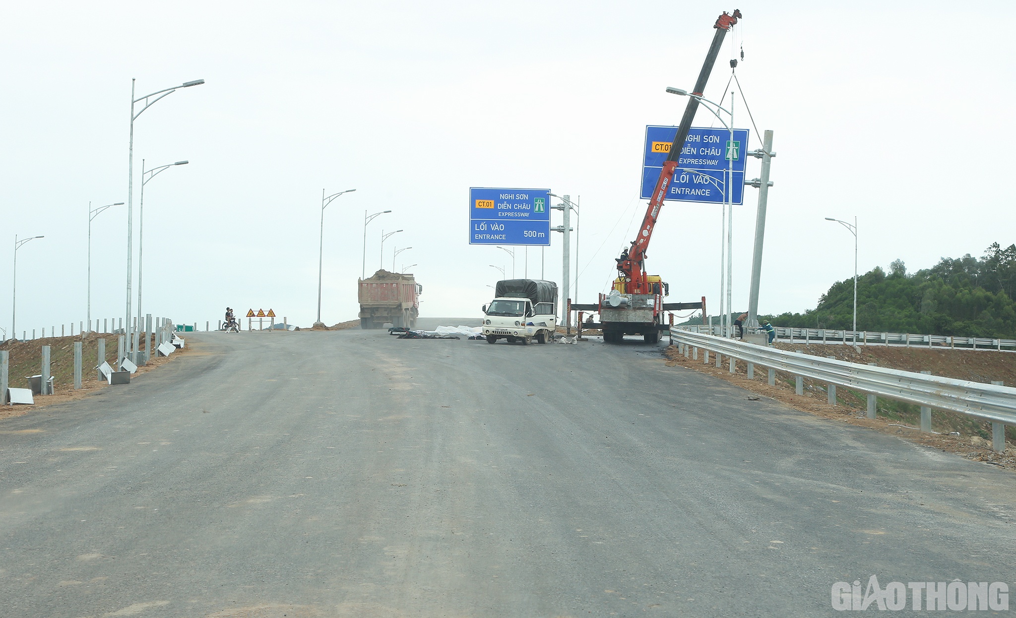 C&ugrave;ng l&uacute;c n&agrave;y, h&agrave;ng chục c&ocirc;ng nh&acirc;n của Ho&agrave; Hiệp đang thi c&ocirc;ng phần hộ lan, biển chỉ dẫn.